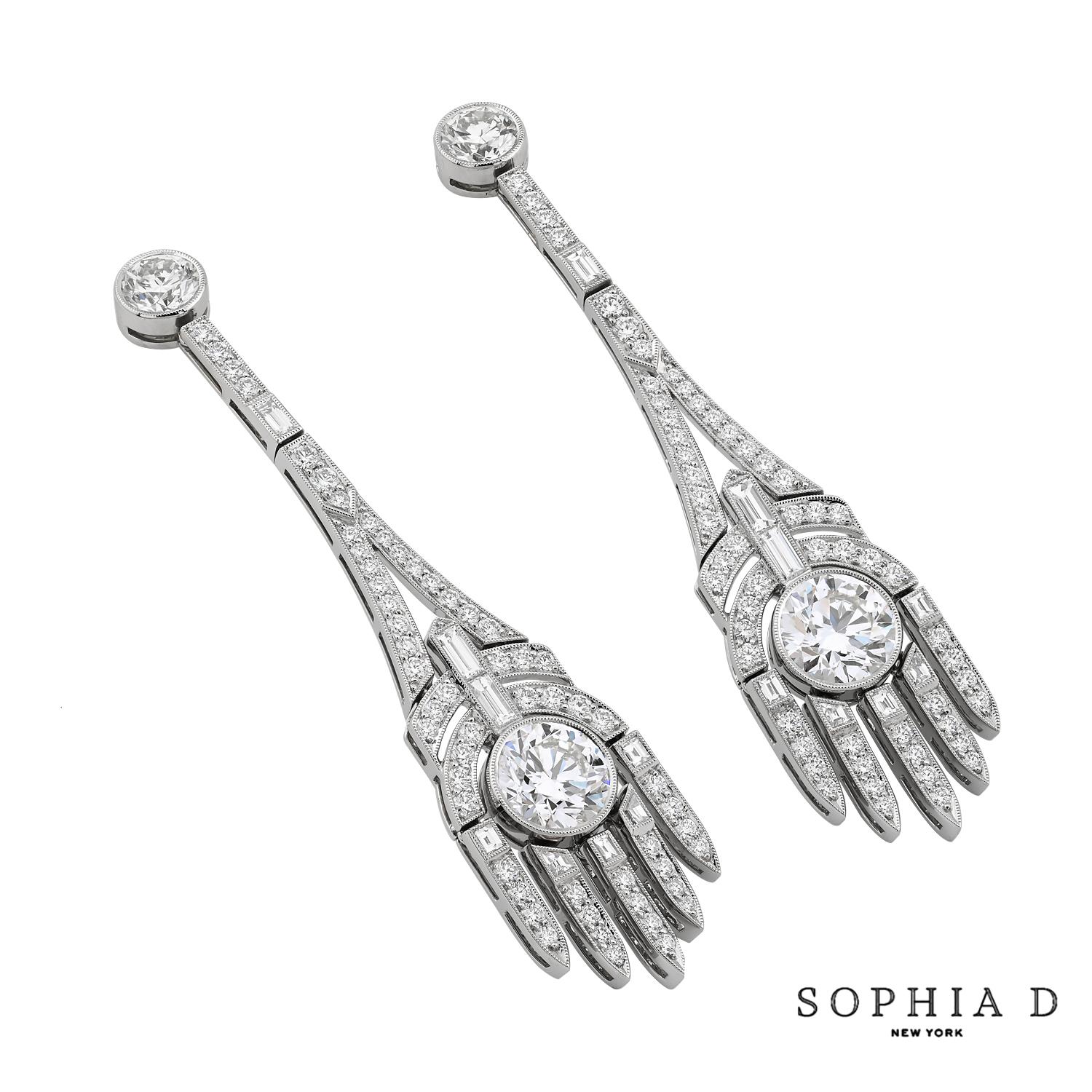 Questi eleganti orecchini in stile Art Déco di Sophia D. presentano due splendidi diamanti rotondi da 1,21 carati per ciascun orecchino, elegantemente accentuati da altri diamanti da 1,41 carati e da diamanti rotondi da 0,84 carati. Realizzati in