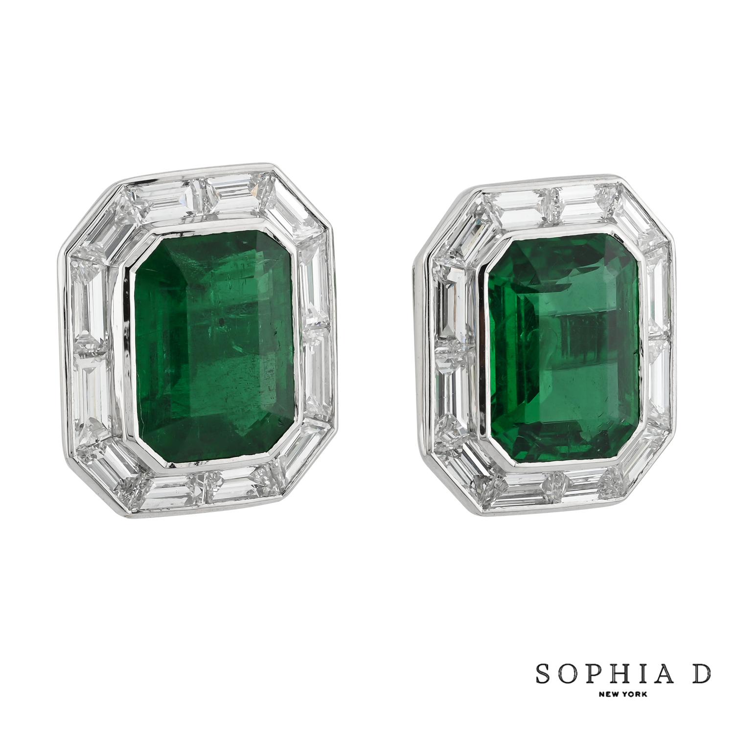 Ces boucles d'oreilles en platine sont ornées d'une émeraude de 3,59 CT au centre, entourée de 1,16 CT de diamants. Les lignes épurées et le design Art déco classique créent un look sophistiqué qui met magnifiquement en valeur la riche couleur de