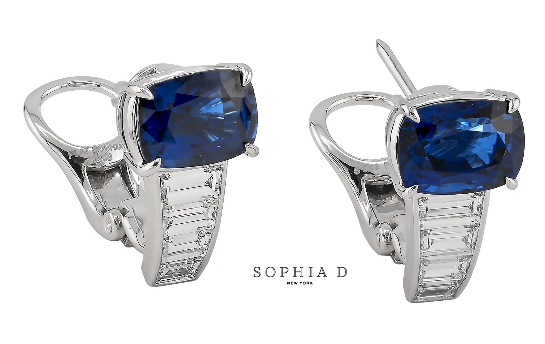 Ces élégantes boucles d'oreilles signées Sophia D. sont ornées de saphirs bleus et de diamants. Chaque boucle d'oreille est ornée d'un saphir bleu de 6,13 carats, magnifiquement complété par 1,25 carat de diamants.

Détails :

Saphir Poids : 6,13