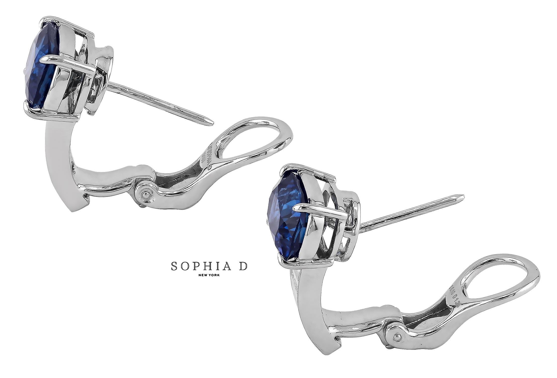 Taille coussin Sophia D. Boucles d'oreilles en saphir bleu et diamants en vente