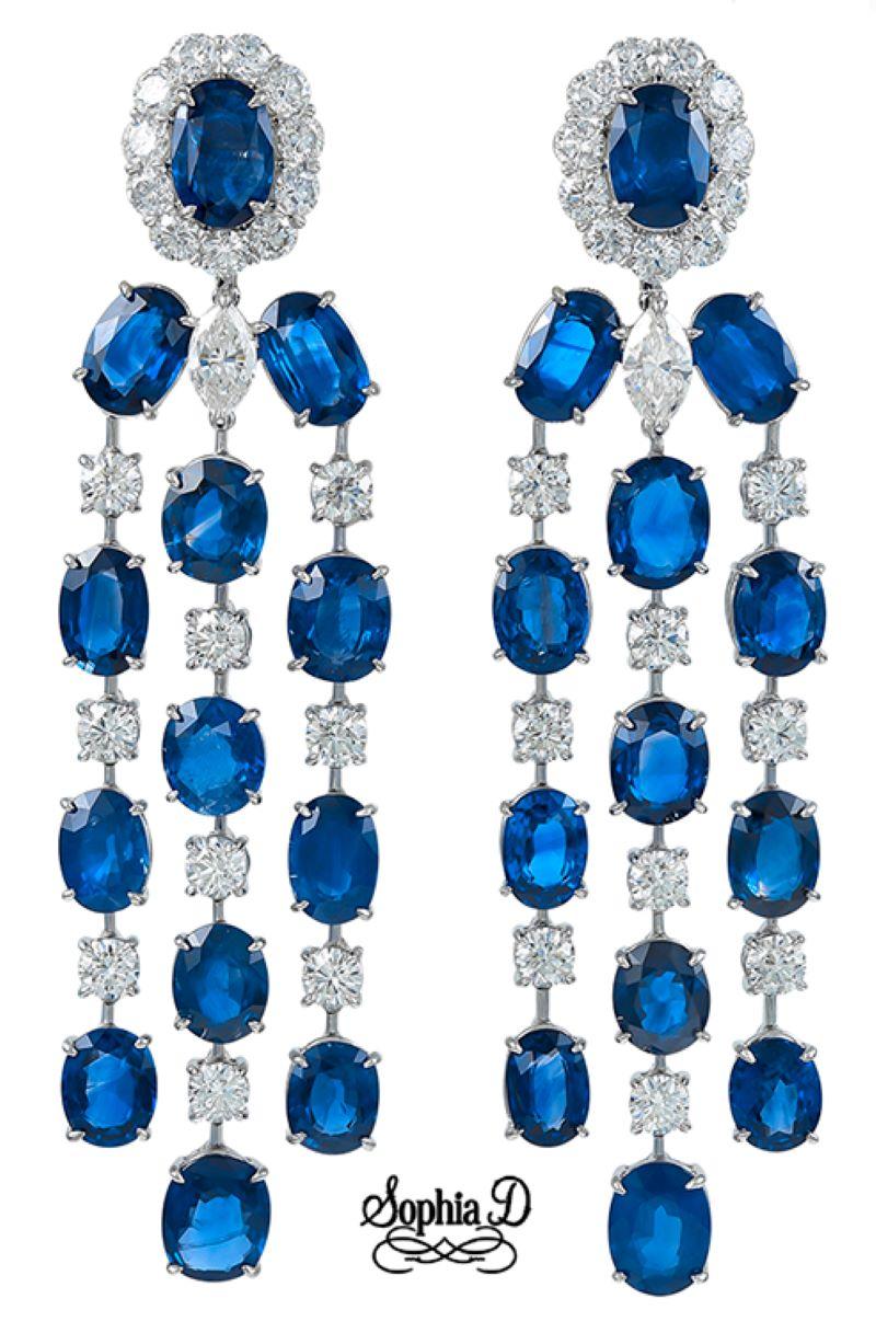 Boucles d'oreilles en platine serties par Sophia D qui présentent des saphirs bleus de taille ovale d'un poids total de 39,05 carats et accentués par des diamants d'un poids total de 7,32 carats.

Sophia D by Joseph Dardashti Ltd est connue dans le