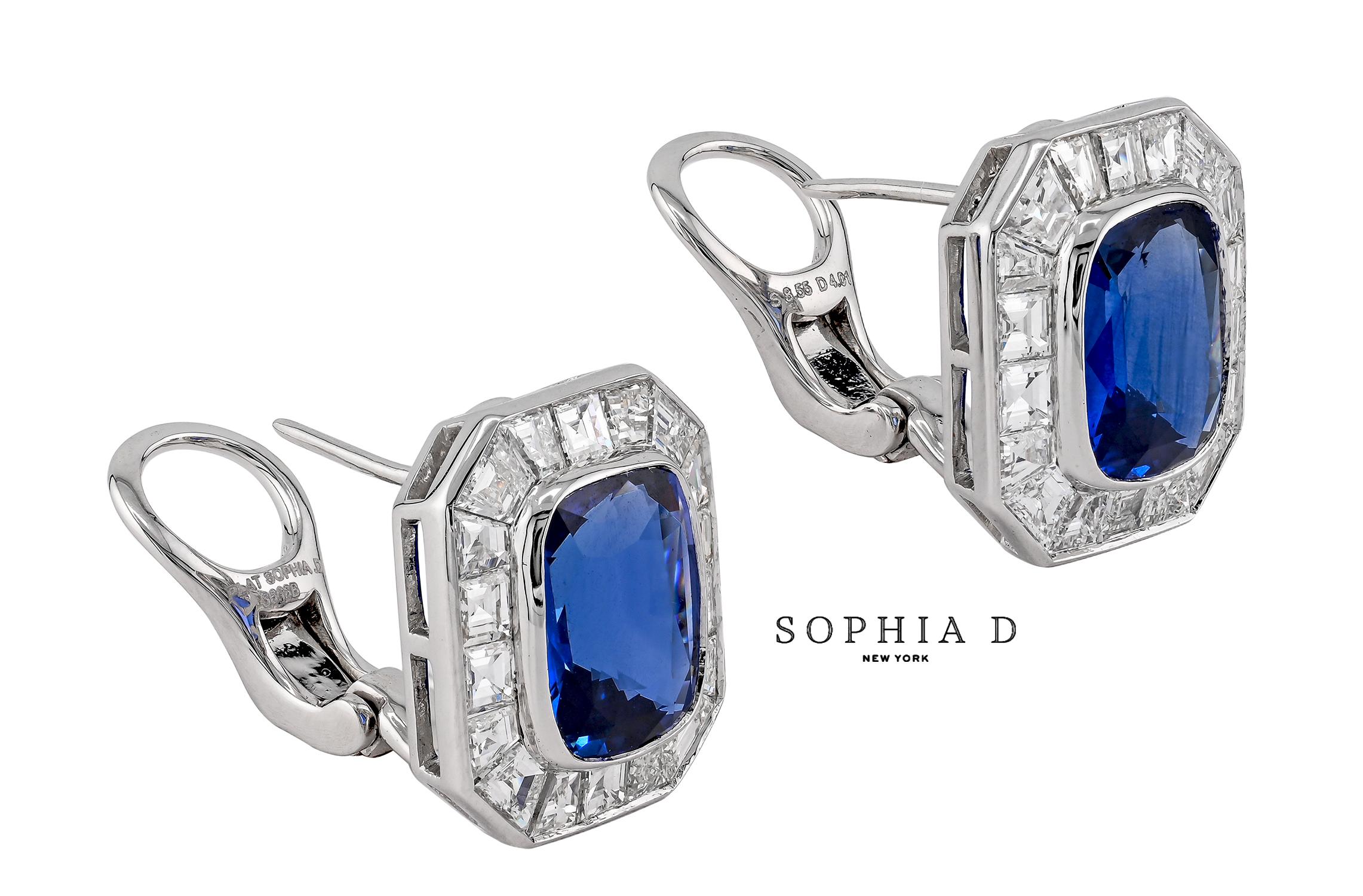 Questi eleganti orecchini con perno presentano una coppia di zaffiri blu taglio cuscino, per un totale di 4,01 carati, incastonati in un mosaico di 8,55 carati di diamanti taglio care. Realizzati in platino, questi orecchini combinano un design