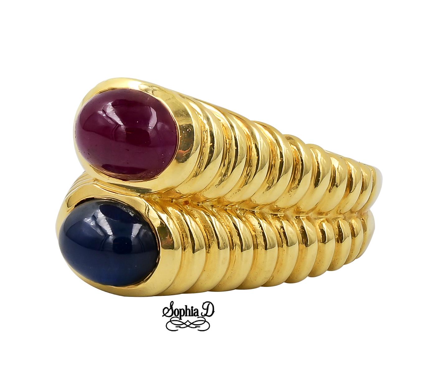 Ring aus 18 Karat Gelbgold mit blauem Saphir und Rubin.

Sophia D von Joseph Dardashti LTD ist seit 35 Jahren weltweit bekannt und lässt sich vom klassischen Art-Déco-Design inspirieren, das mit modernen Fertigungstechniken verschmilzt.  