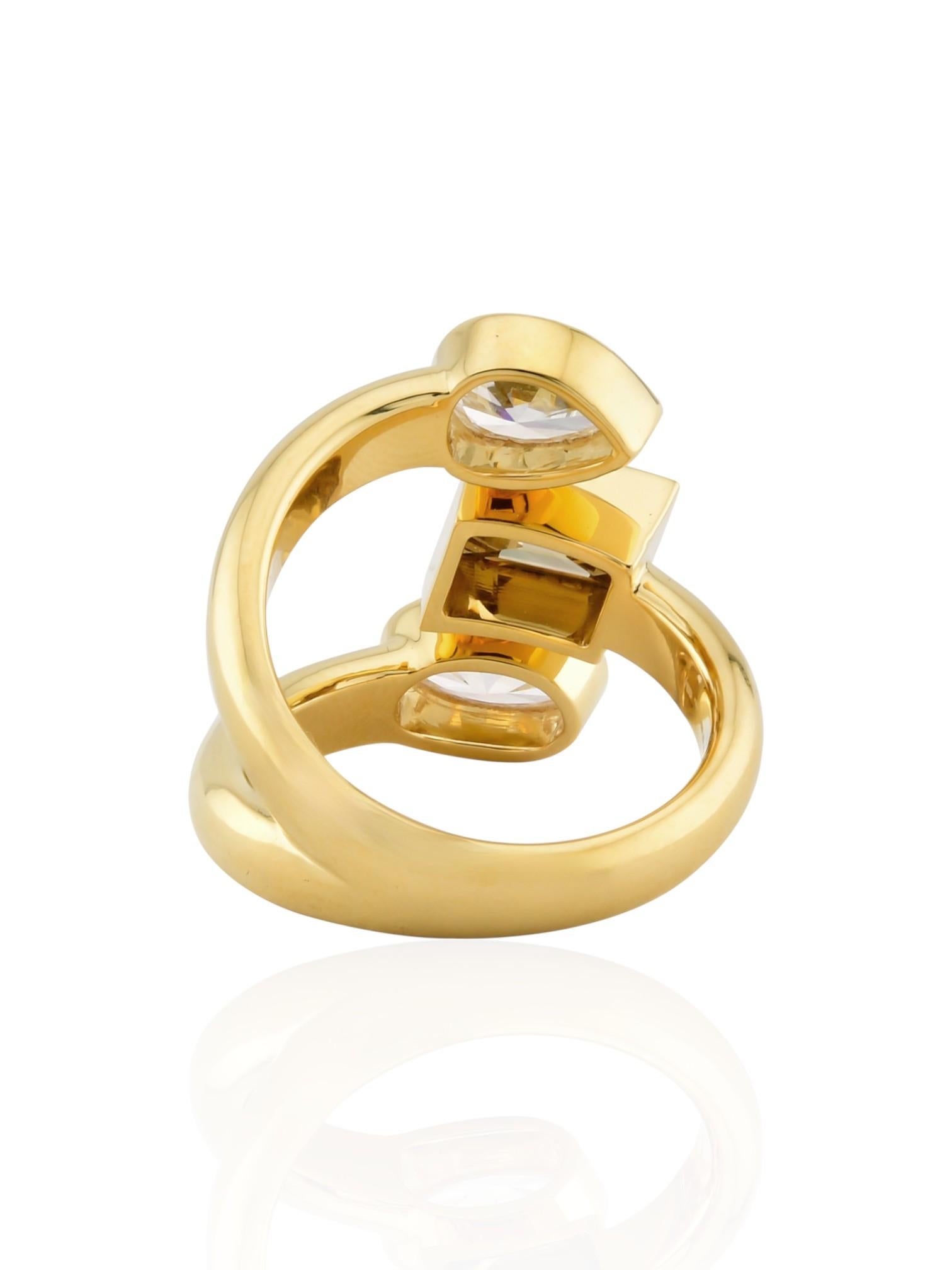 Taglio a goccia Sophia D Anello con diamante marrone e diamante bianco a tre pietre in oro giallo 18 carati in vendita