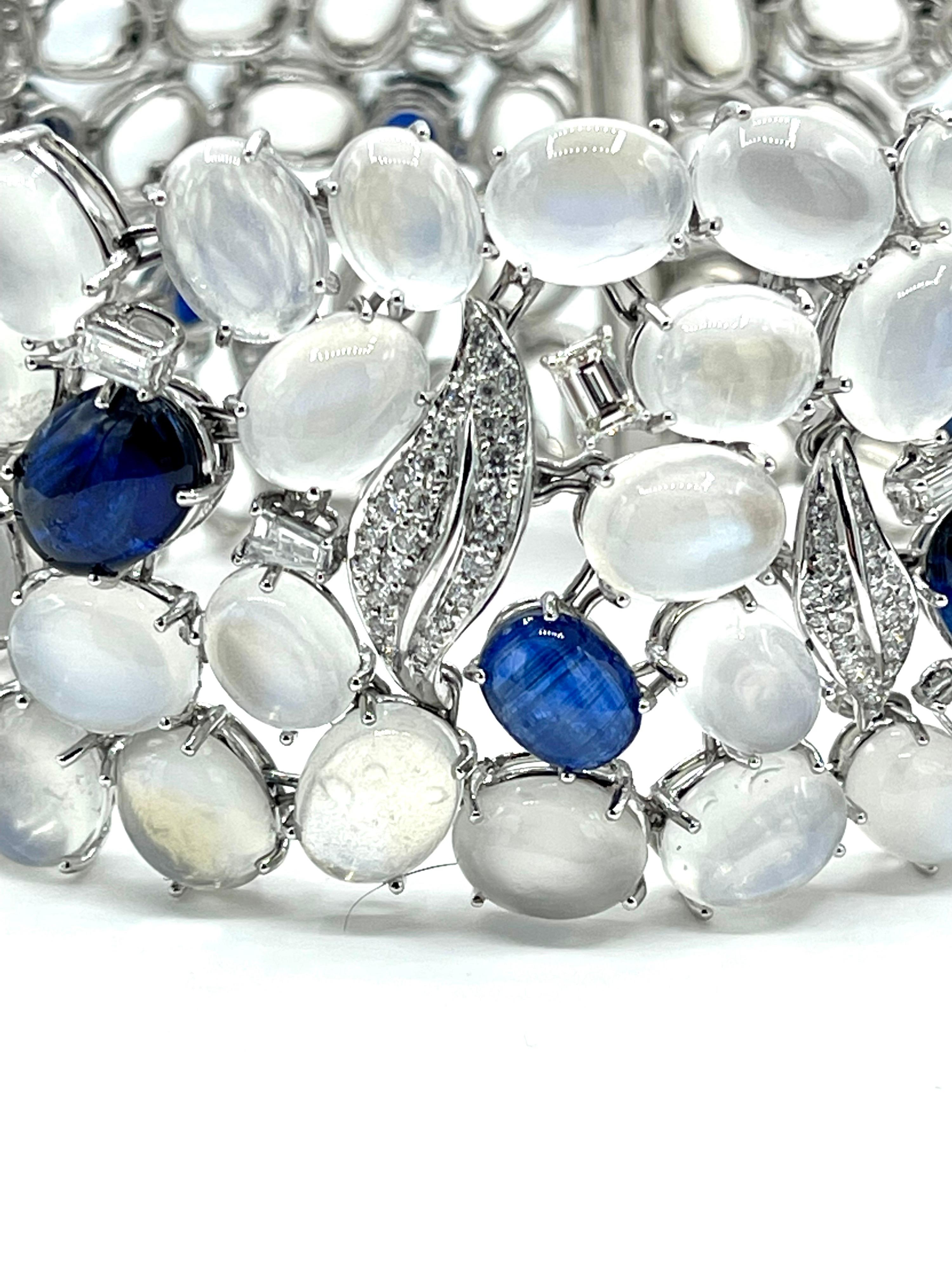 Taille cabochon Bracelet Sophia D. en or 18 carats avec pierre de lune cabochon, saphirs et diamants en vente