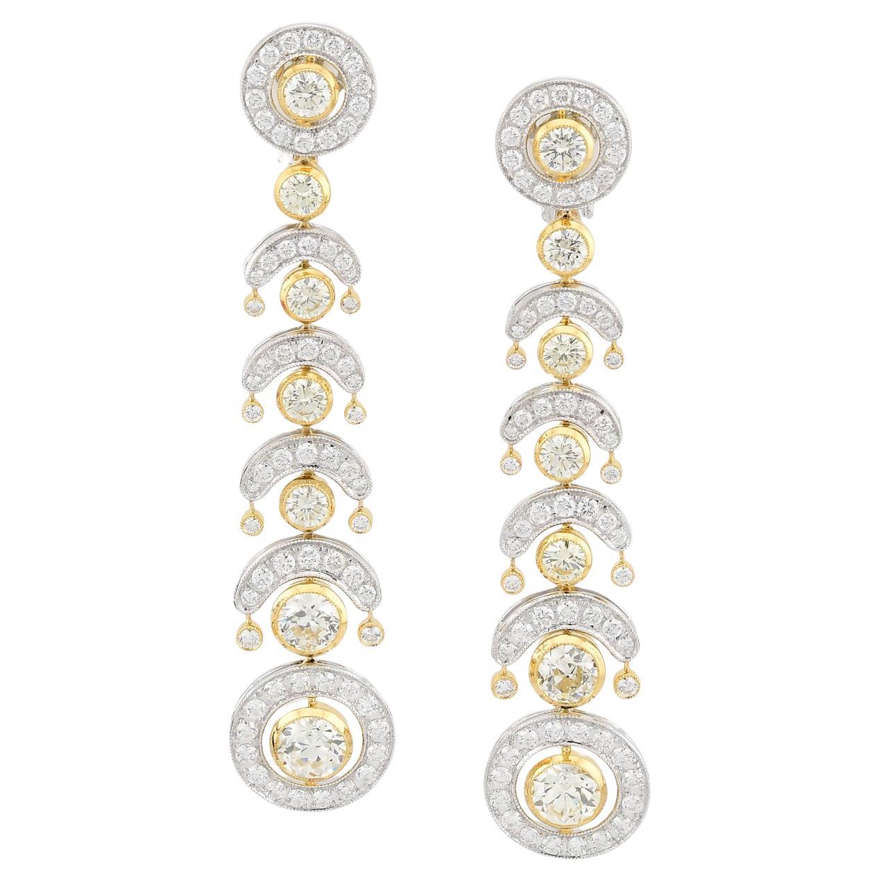 Boucles d
oreilles pendantes en platine et or jaune 18 carats avec diamants circulaires en cascade en vente