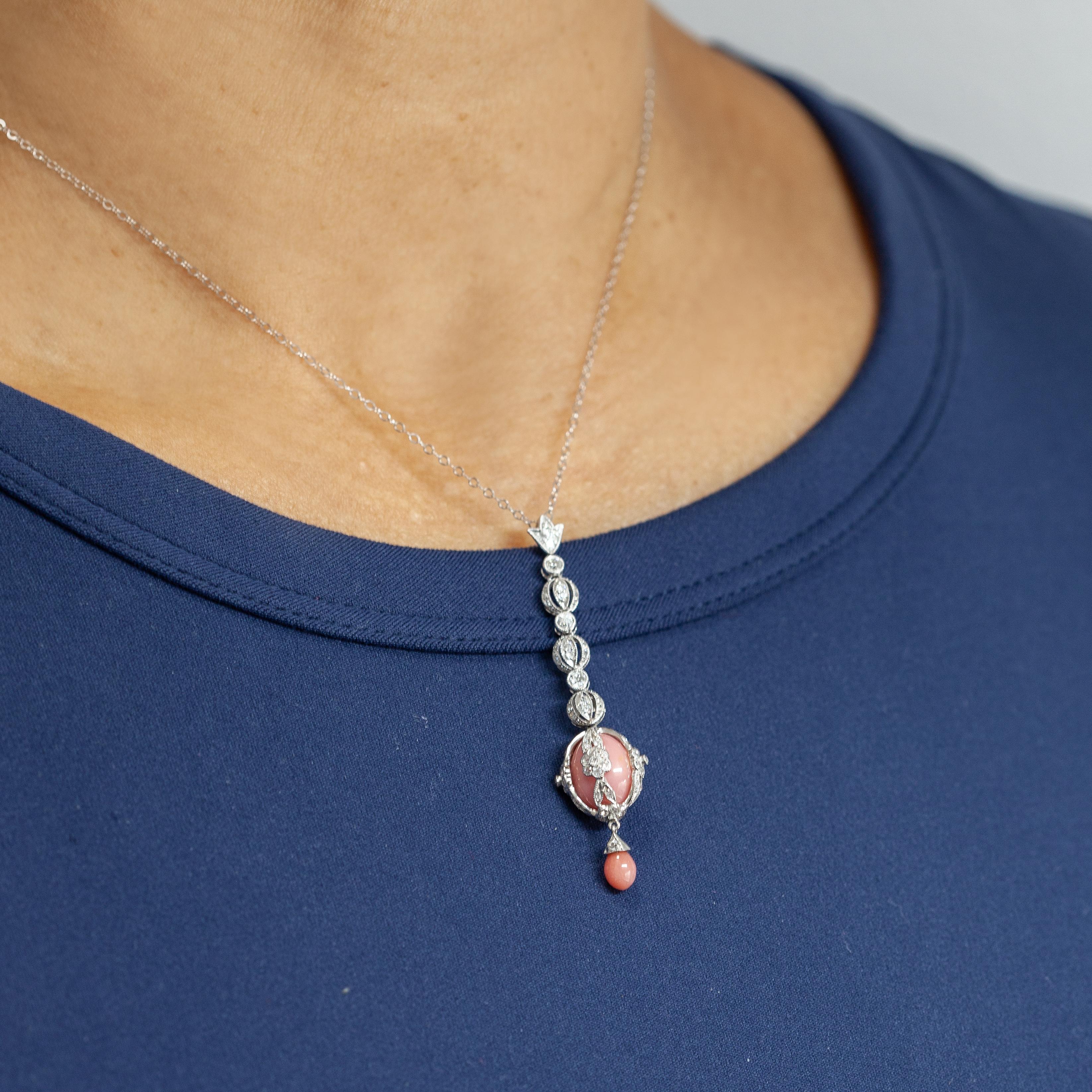 Raro pendente vintage in platino con perla conchiglia naturale di Sophia D. e diamanti incastonati con 76 diamanti taglio brillante di circa 1 carato di colore G e purezza VS-SI
Il pendente, lungo 2 pollici, presenta una perla conchiglia naturale