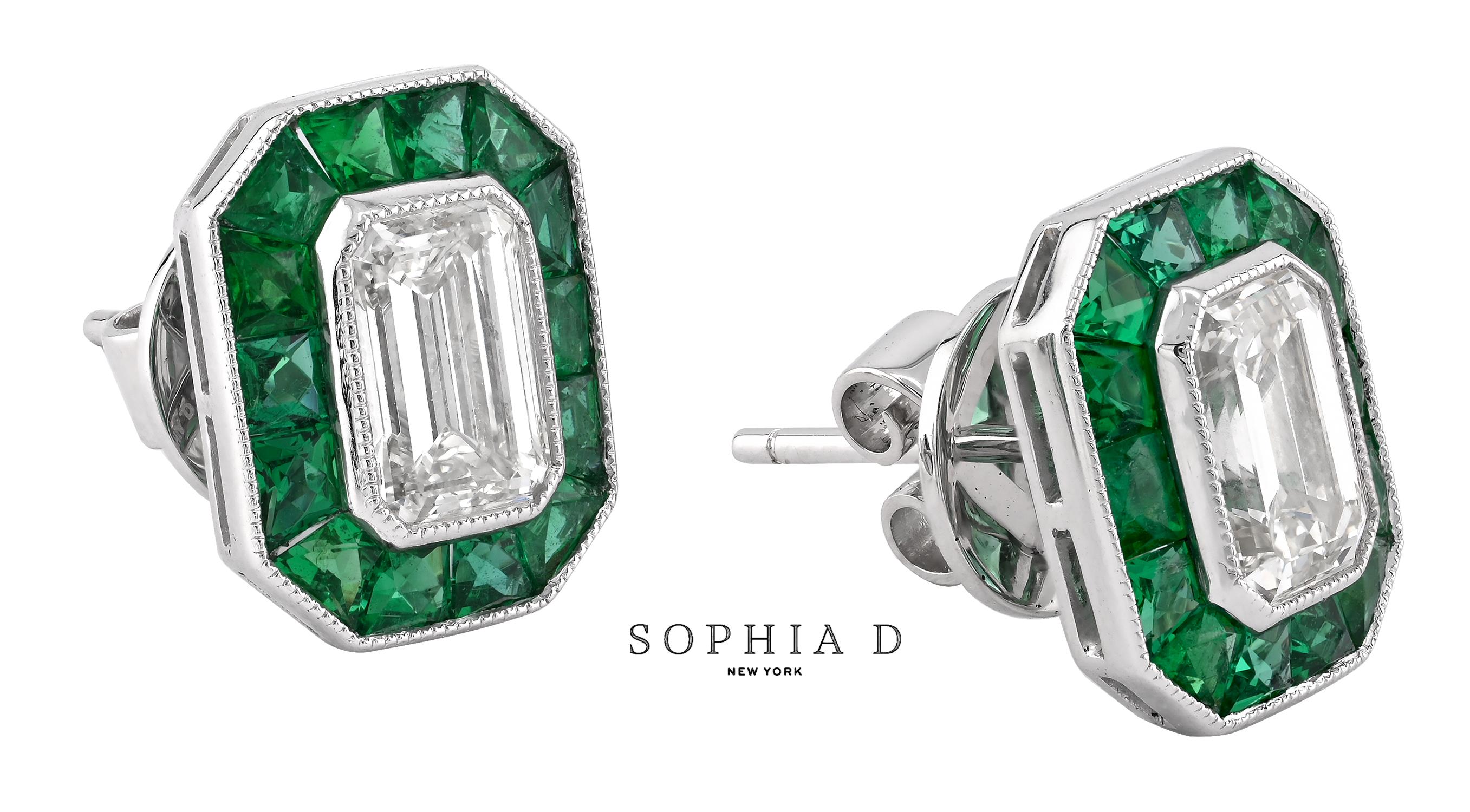 Ces boucles d'oreilles raffinées présentent une combinaison frappante de diamants et d'émeraudes. Chaque boucle d'oreille est sertie de 0,86 carats et de 1,14 carats de diamants de taille émeraude. Les diamants sont entourés d'une vibrante mosaïque