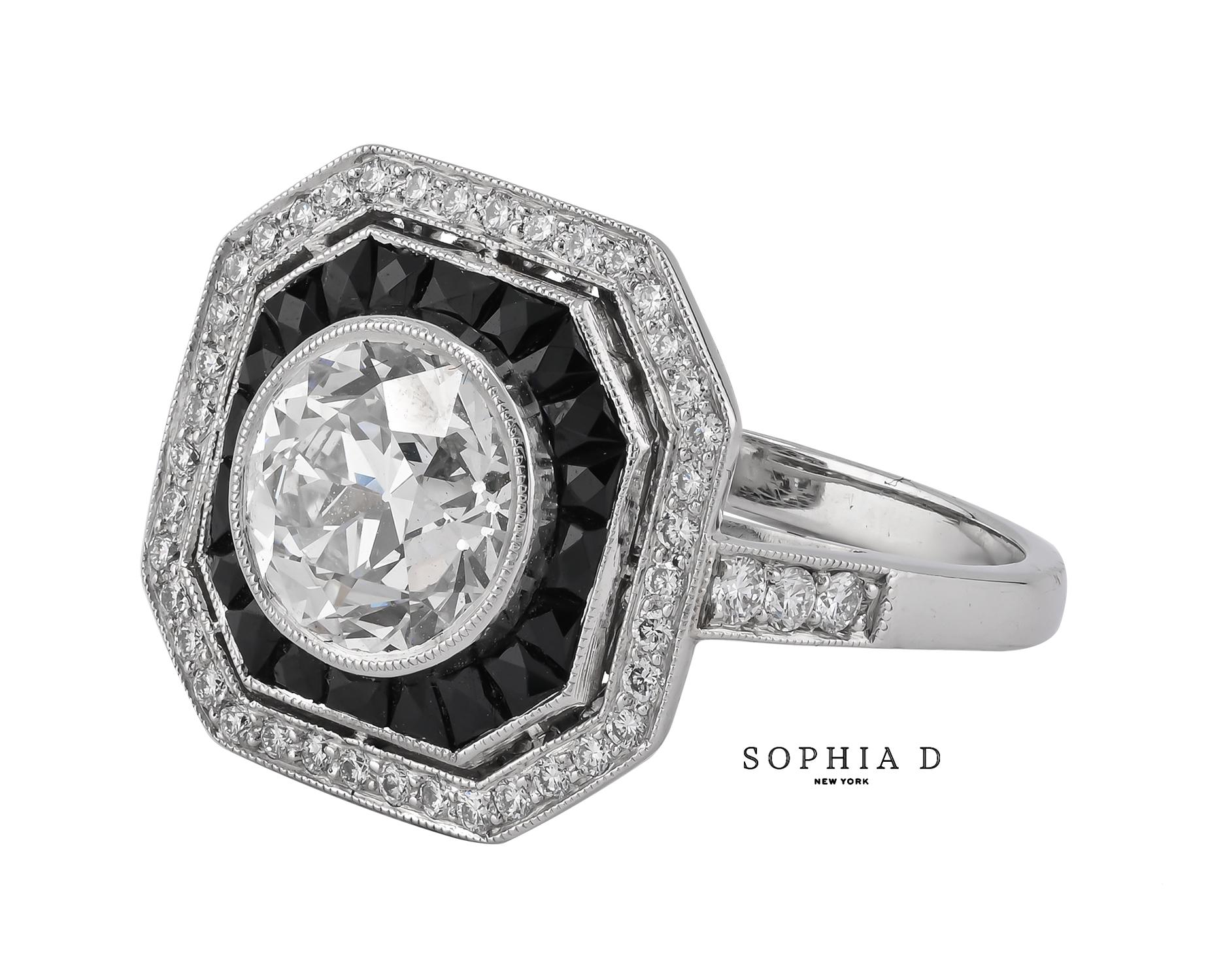 Questo squisito anello mette in mostra l'eleganza senza tempo della collezione Sophia D., con uno splendido diamante rotondo da 1,95 carati, rinomato per la sua brillantezza e limpidezza. L'anello è inoltre impreziosito da una delicata disposizione