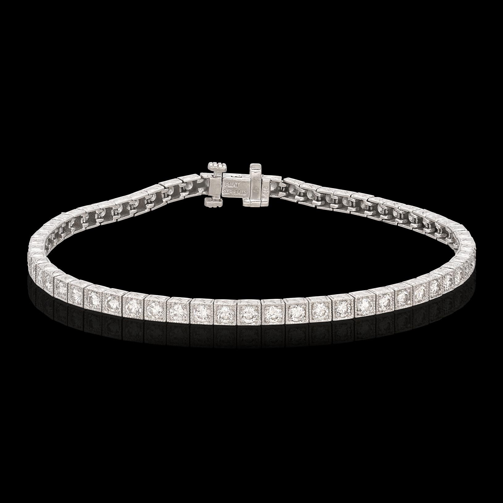Dieses atemberaubende Diamantarmband der renommierten Designerin Sophia D. verfügt über 57 runde Diamanten von ca. 3,00 Karat, die in einzelnen quadratischen, detaillierten Platinfassungen gefasst sind und dem Stück einen klassischen, geometrischen