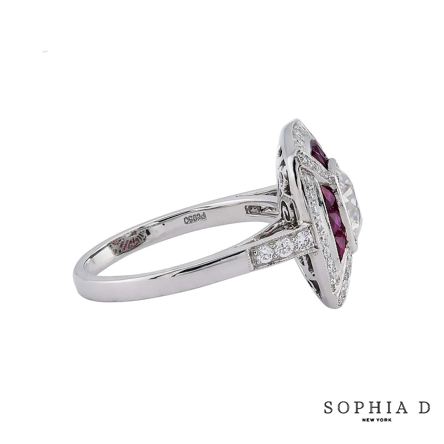 Un anello D & A Style con diamanti e rubini di Sophia D., caratterizzato da un anello con diamante e rubino.  Pietra centrale con diamante rotondo da 1,26 carati, completata da un ricco rubino da 0,90 carati e da altri diamanti per un totale di 0,36