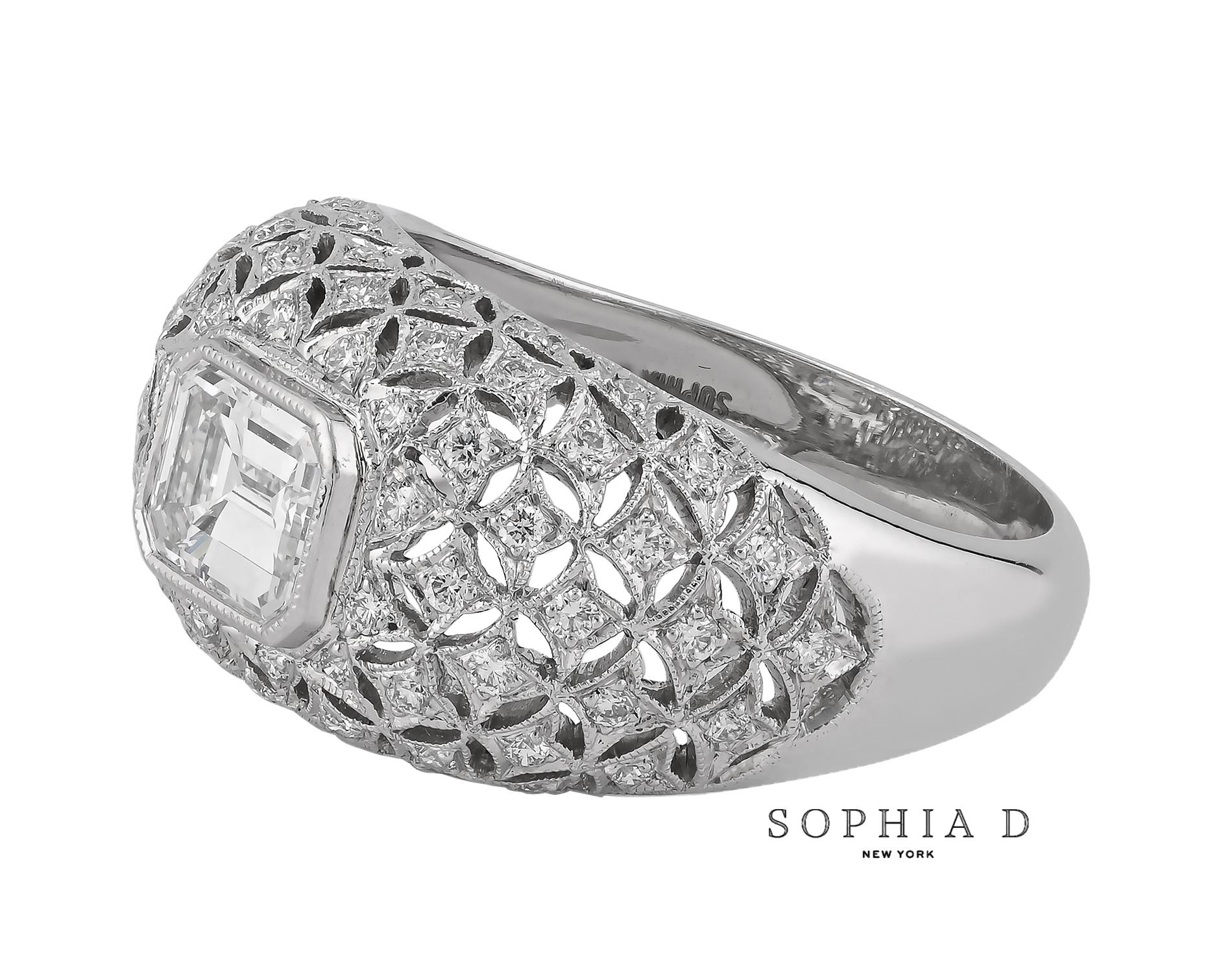Cette bague est ornée d'un diamant taille émeraude de 0,62 carat en son centre, complété par un dôme de 1,1 carat de diamants environnants. Le Design/One est d'un raffinement moderne, offrant un look audacieux mais intemporel qui fera une