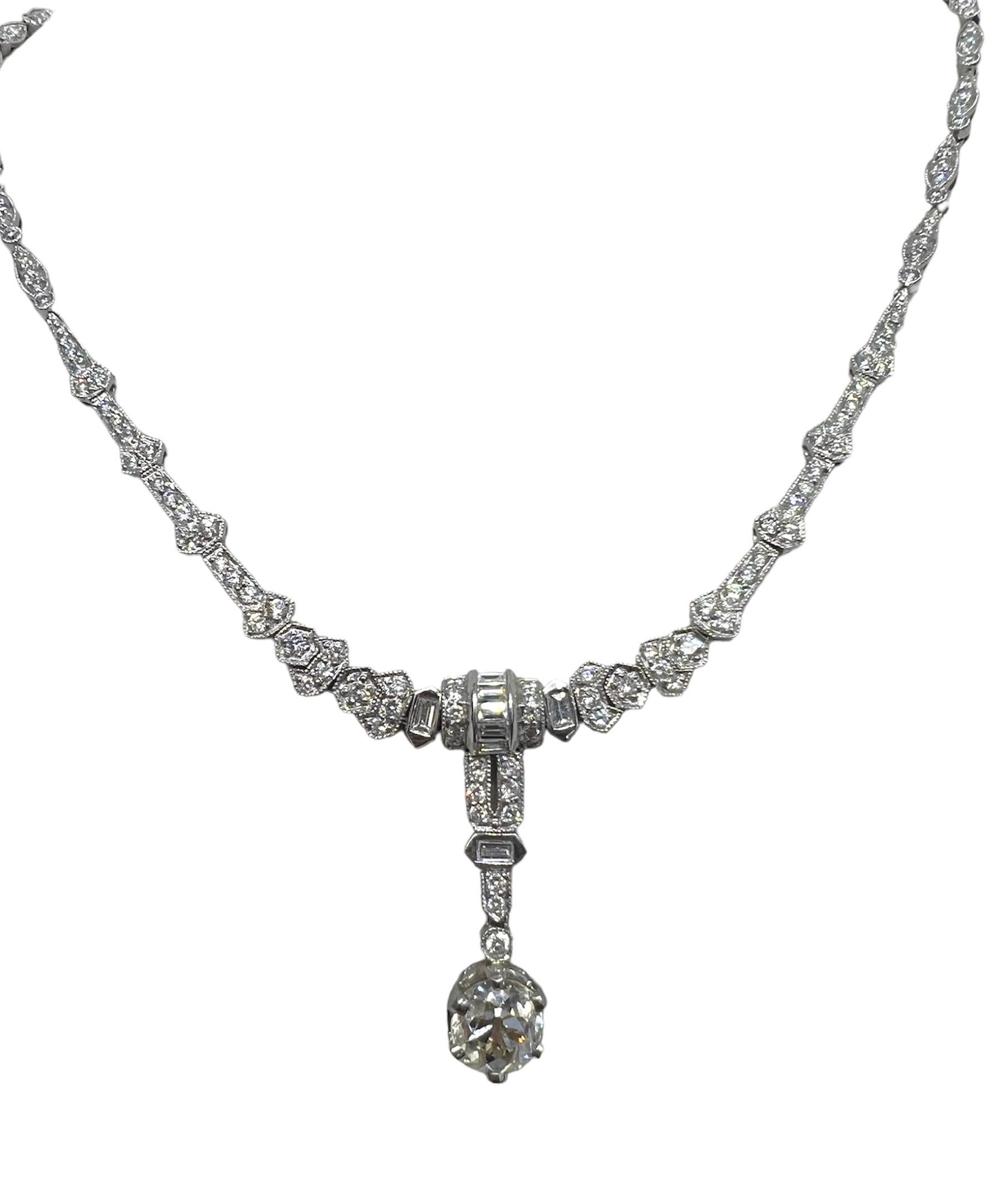 Platin-Halskette mit 1,44 Karat rundem Mittelstein-Anhänger und 3,36 Karat Diamanten.

Sophia D von Joseph Dardashti LTD ist seit 35 Jahren weltweit bekannt und lässt sich vom klassischen Art-Déco-Design inspirieren, das mit modernen