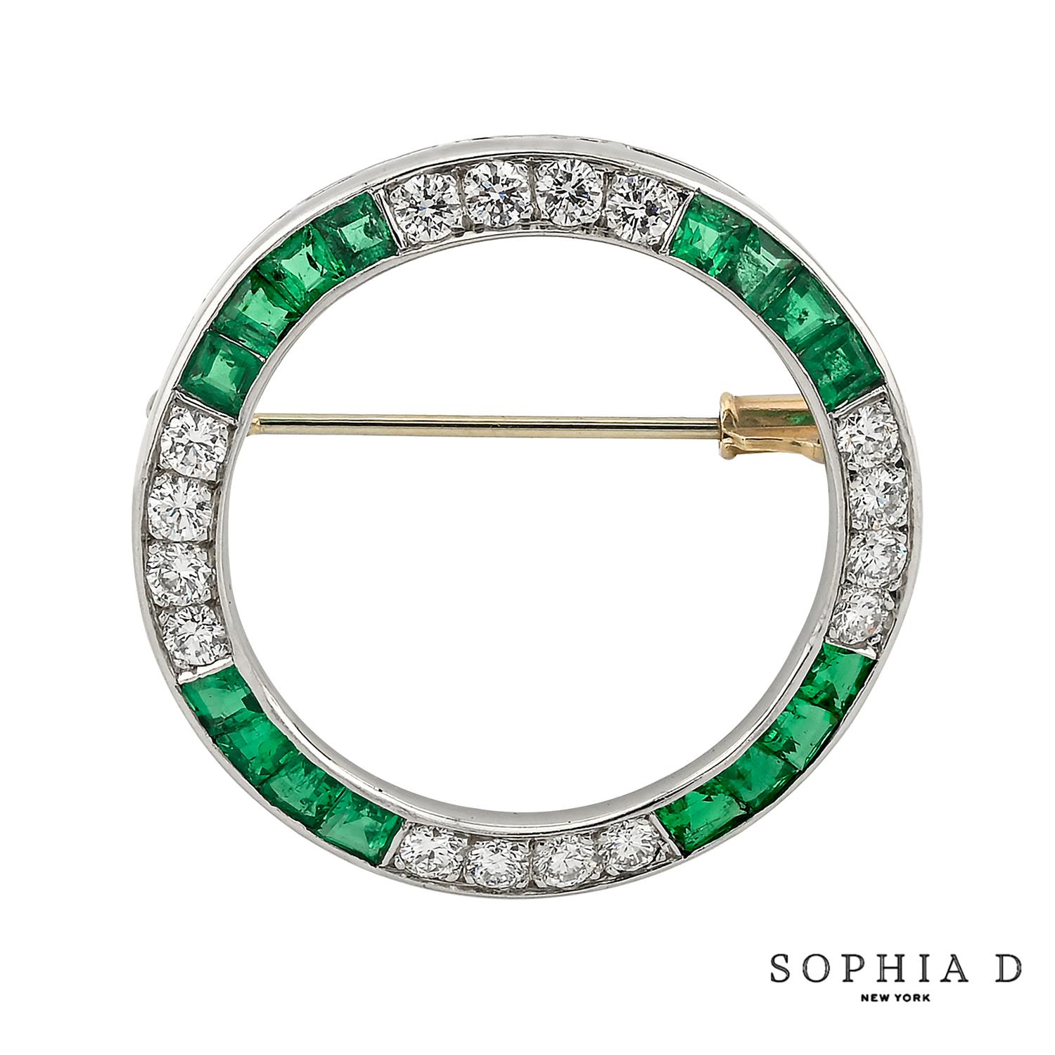 Diese Sophia D-Brosche ist aus Platin und Weißgold gefertigt und zeigt auffällige Smaragde, die von Brillanten akzentuiert werden. Mit einem Gewicht von 7,76 Gramm bietet sie eine raffinierte Eleganz, die jedes Ensemble ergänzt und sie zu einem