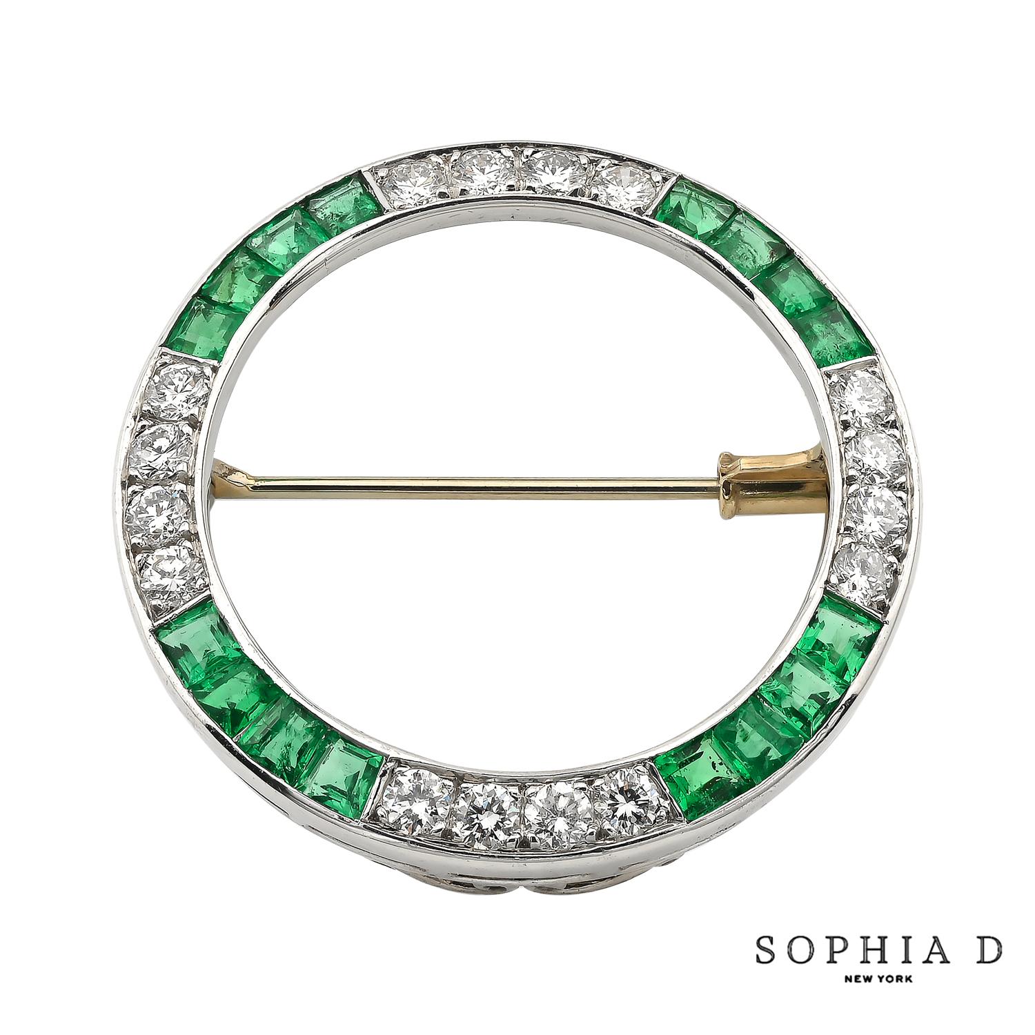 Sophia D. Brosche mit Smaragd und Diamanten (Rundschliff) im Angebot