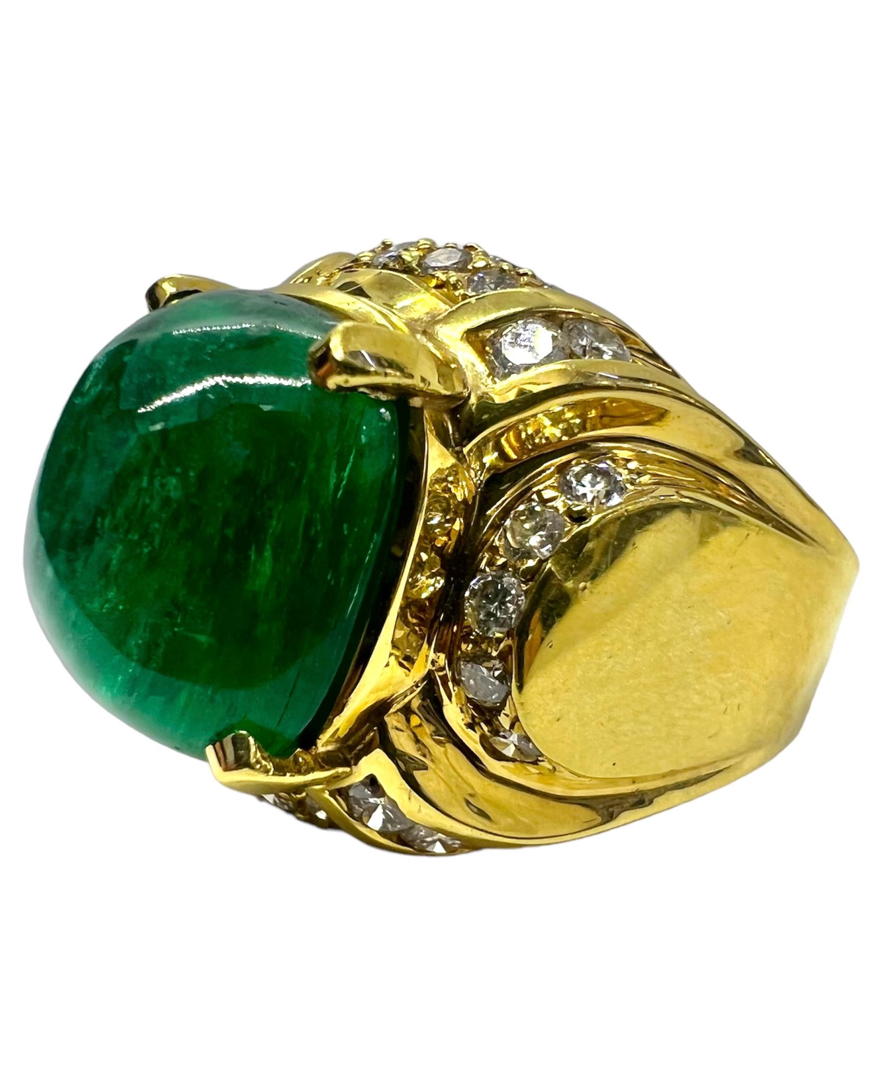 Gelbgoldring mit Cabochon-Smaragd in der Mitte, der mit Diamanten verziert ist.

Sophia D von Joseph Dardashti LTD ist seit 35 Jahren weltweit bekannt und lässt sich vom klassischen Art-Déco-Design inspirieren, das mit modernen Fertigungstechniken