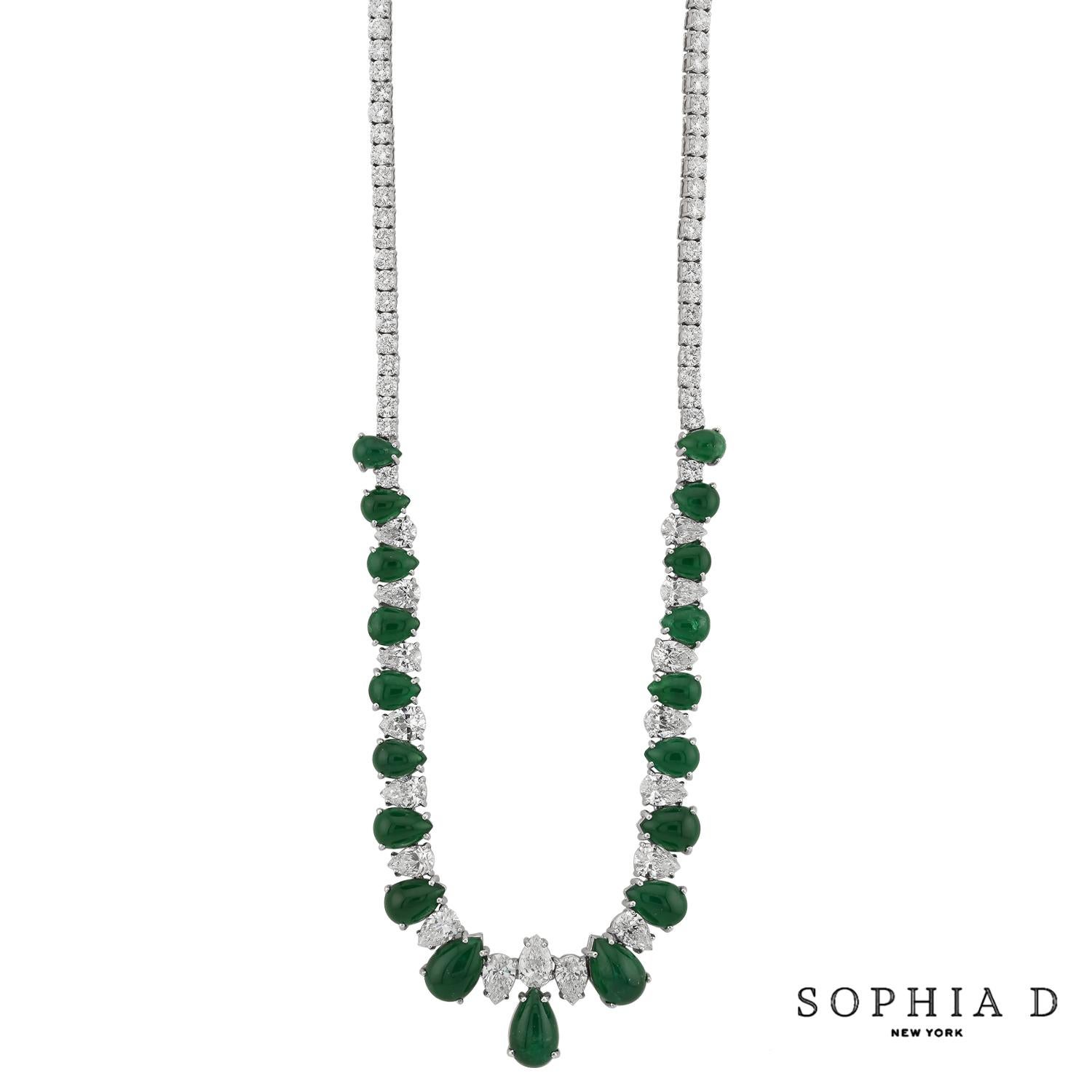 Questa collana presenta smeraldi cabochon a forma di pera per un totale di 28,52 carati, alternati a diamanti a forma di pera e accentuati da diamanti rotondi. Incastonata nel platino, la collana combina il ricco verde degli smeraldi con lo