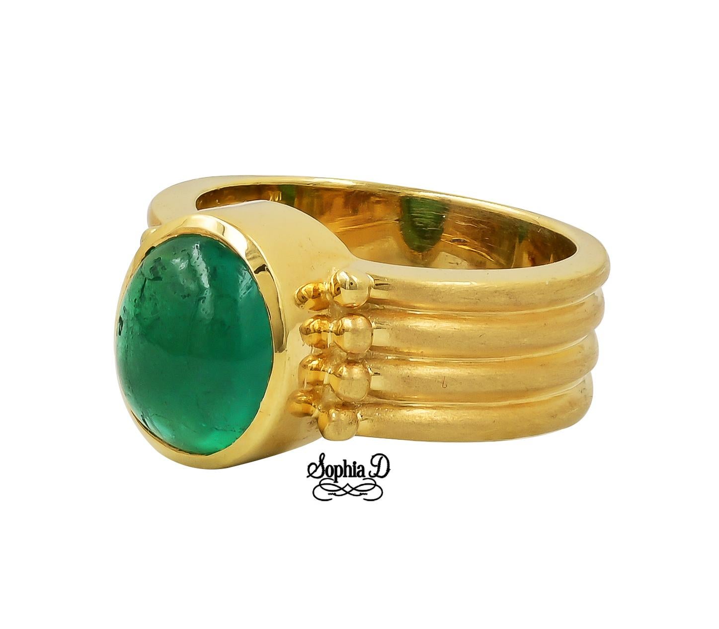 Smaragdring, gefasst in 18 Karat Gelbgold.

Sophia D von Joseph Dardashti LTD ist seit 35 Jahren weltweit bekannt und lässt sich vom klassischen Art-Déco-Design inspirieren, das mit modernen Fertigungstechniken verschmilzt.  