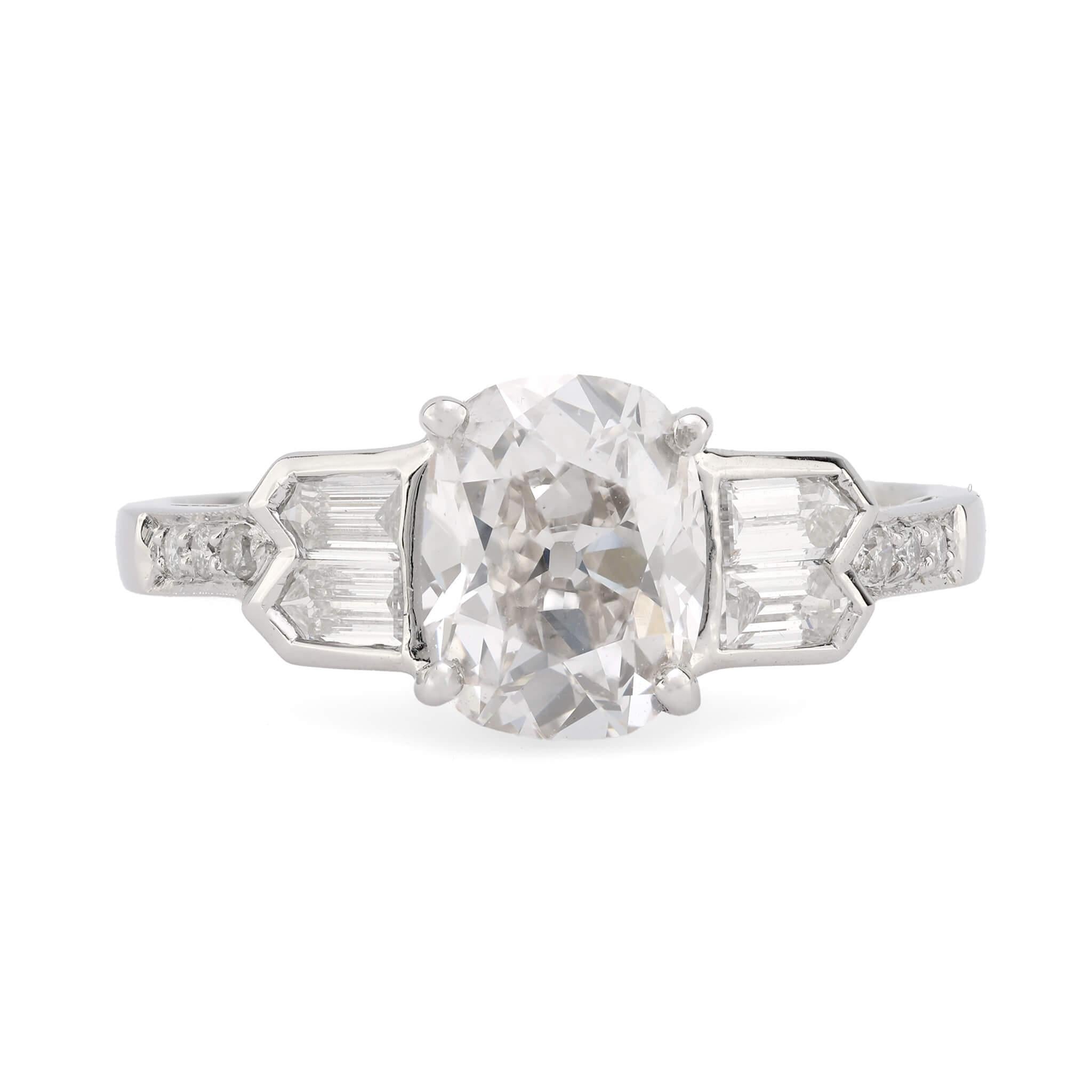 Un anello di fidanzamento con diamante elegante e senza tempo del gioielliere Sophia D.! Realizzato in platino, questo anello presenta un diamante centrale da 1,58 carati con taglio old mine, incastonato in una montatura a quattro punte. L'imponente