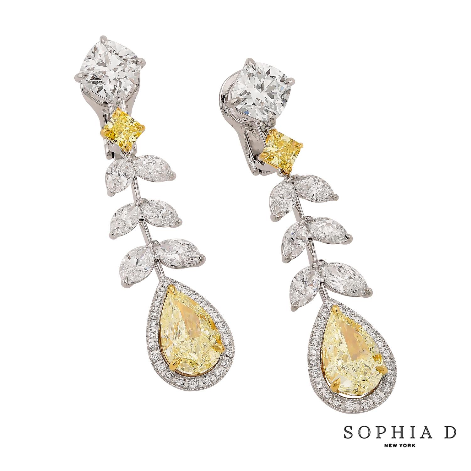 Diese aus Platin und 18-karätigem Gelbgold gefertigten Tropfenohrringe mit Blumenmotiv sind mit einer exquisiten Mischung aus ausgefallenen Diamanten besetzt. In der Mitte befinden sich zwei gelbe Diamanten in Birnenform mit einem Gesamtgewicht von