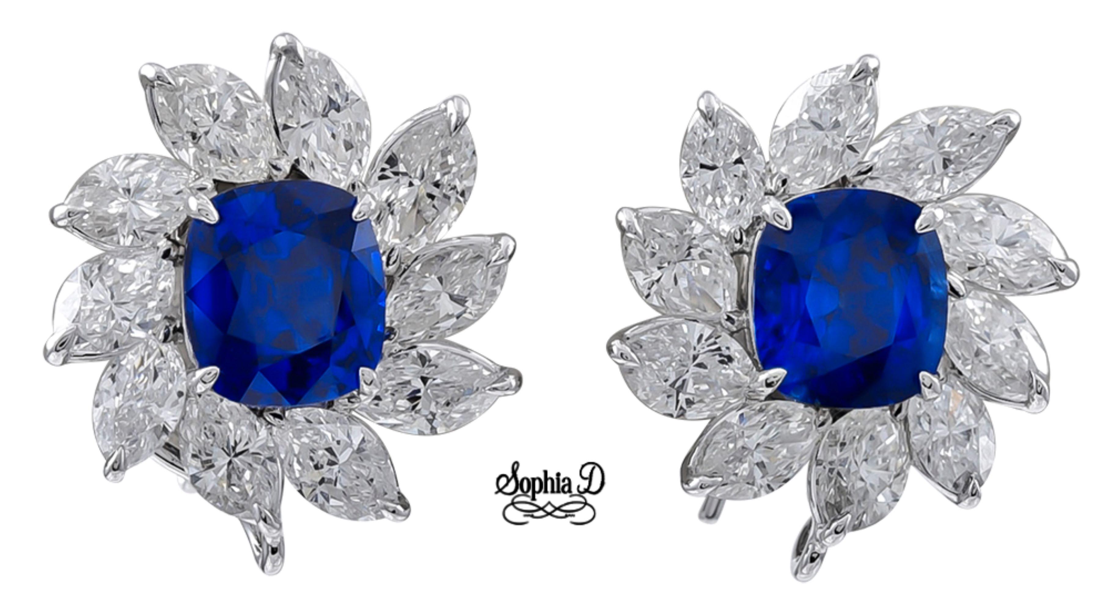 Taille coussin Sophia D. Boucles d'oreilles à motif floral en saphir et diamants en vente