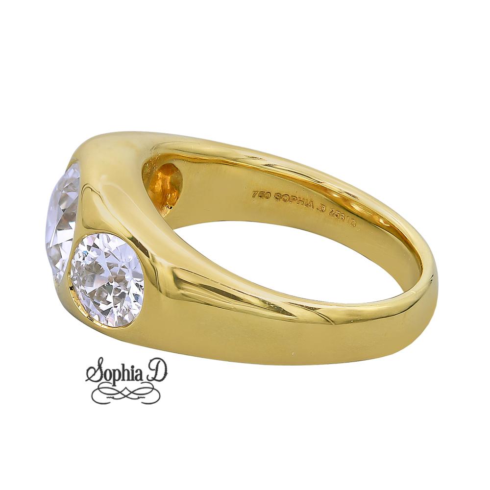 Bague en or jaune 18 carats avec un diamant de 1,44 KVS2, un diamant de 0,72 KVS1 et un diamant de 0,70 LVS2.

Sophia D by Joseph Dardashti Ltd est connue dans le monde entier depuis 35 ans et s'inspire du design classique de l'Art déco qui fusionne