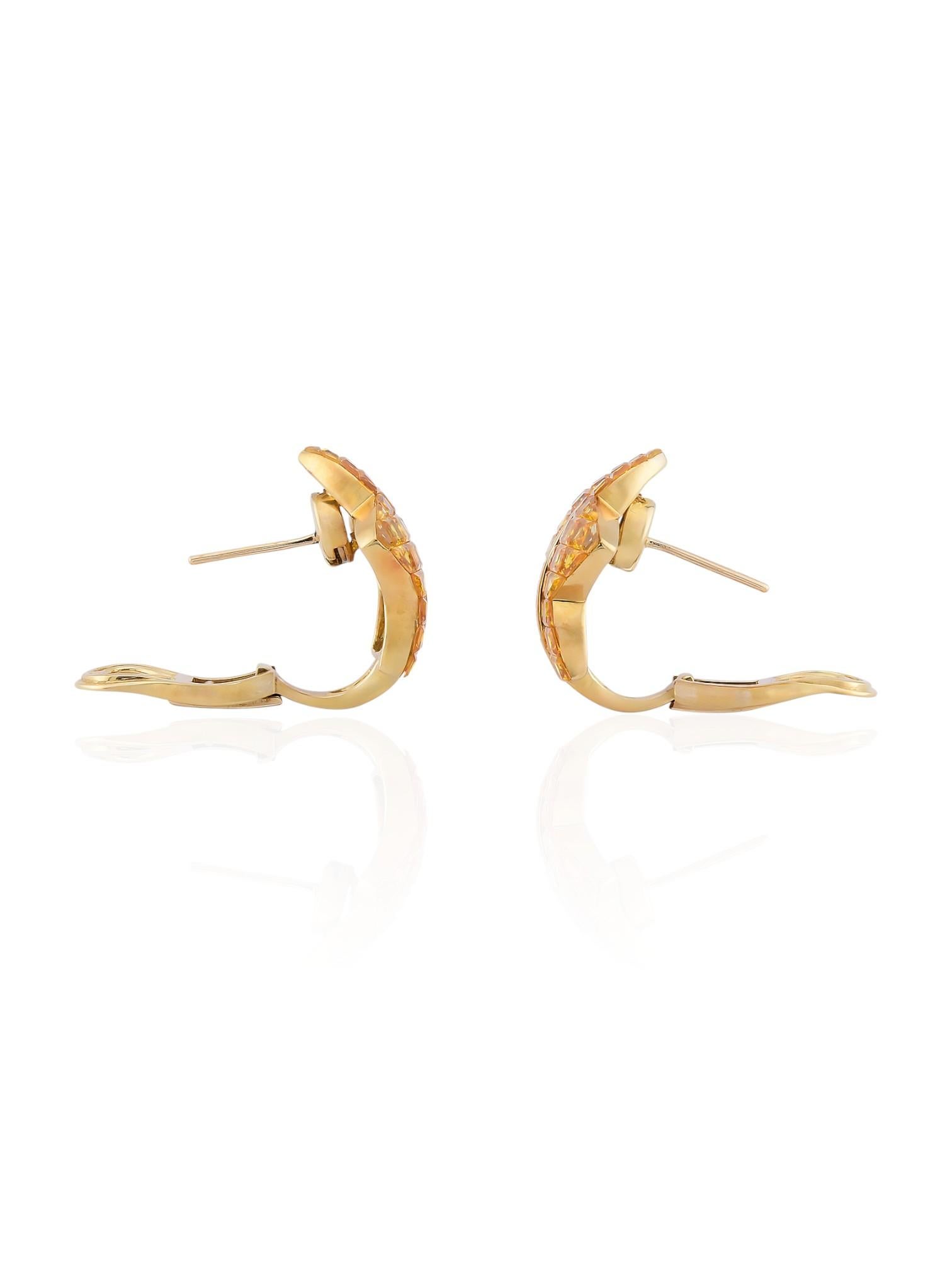 Réalisées en or jaune 18 carats, ces boucles d'oreilles florales sculpturales présentent 18,77 carats de saphirs jaunes vifs disposés dans une monture invisible sans soudure qui met en valeur l'éclat de chaque pierre. Un canal élégant de 0,69 carats