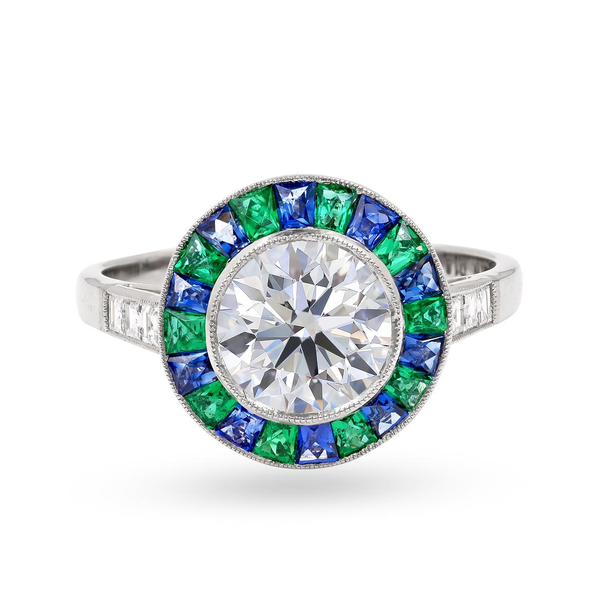 Anello in stile art déco Sophia D con diamante rotondo circondato da smeraldi taglio francese e zaffiri blu e diamante taglio smeraldo incastonato in platino.

Peso totale del diamante centrale: 1,84 carati
Peso totale dello smeraldo: 0,40