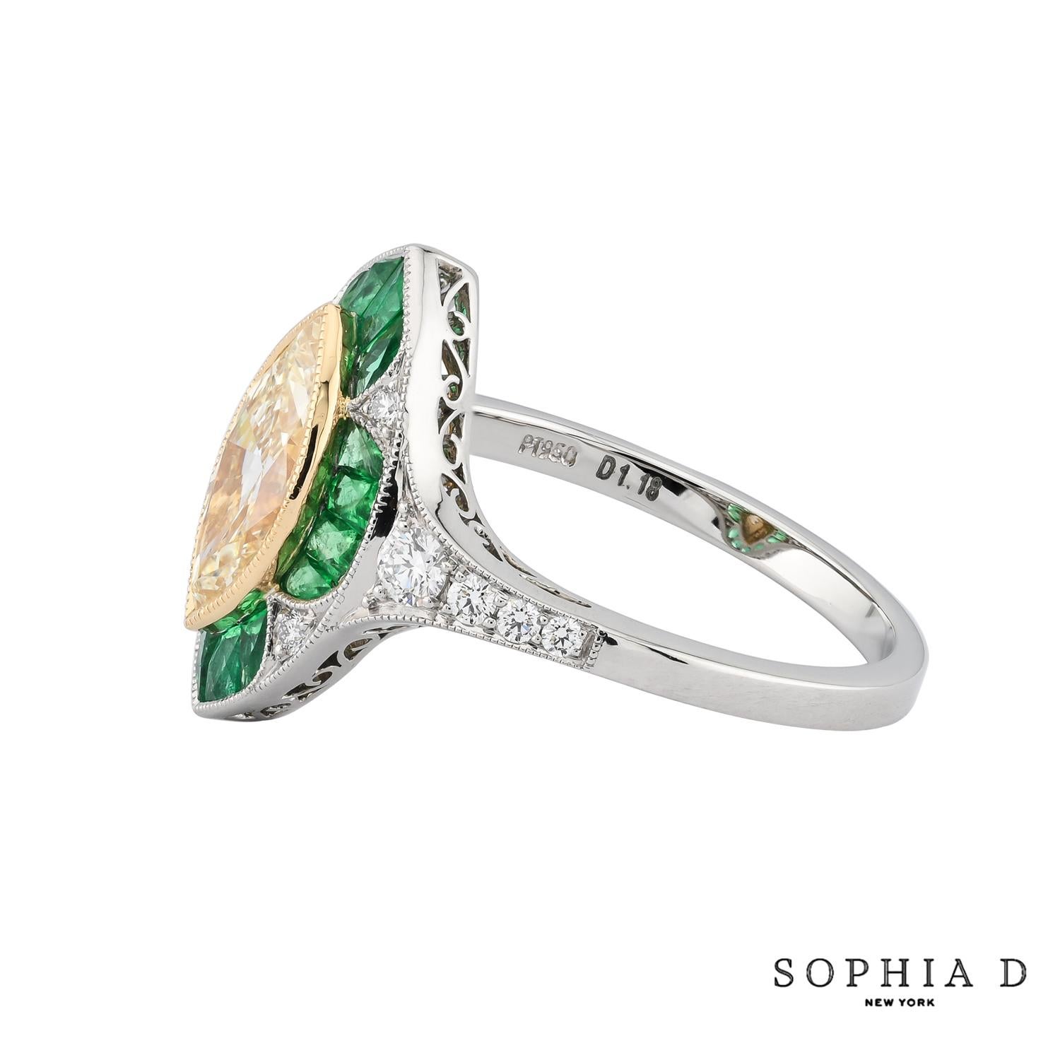Questo anello in stile Art Déco presenta un diamante giallo taglio marquise da 1,18 carati al centro, accentuato da smeraldi da 45 carati e diamanti da 19 carati. Realizzato in platino, questo pezzo offre una straordinaria miscela di colori vivaci