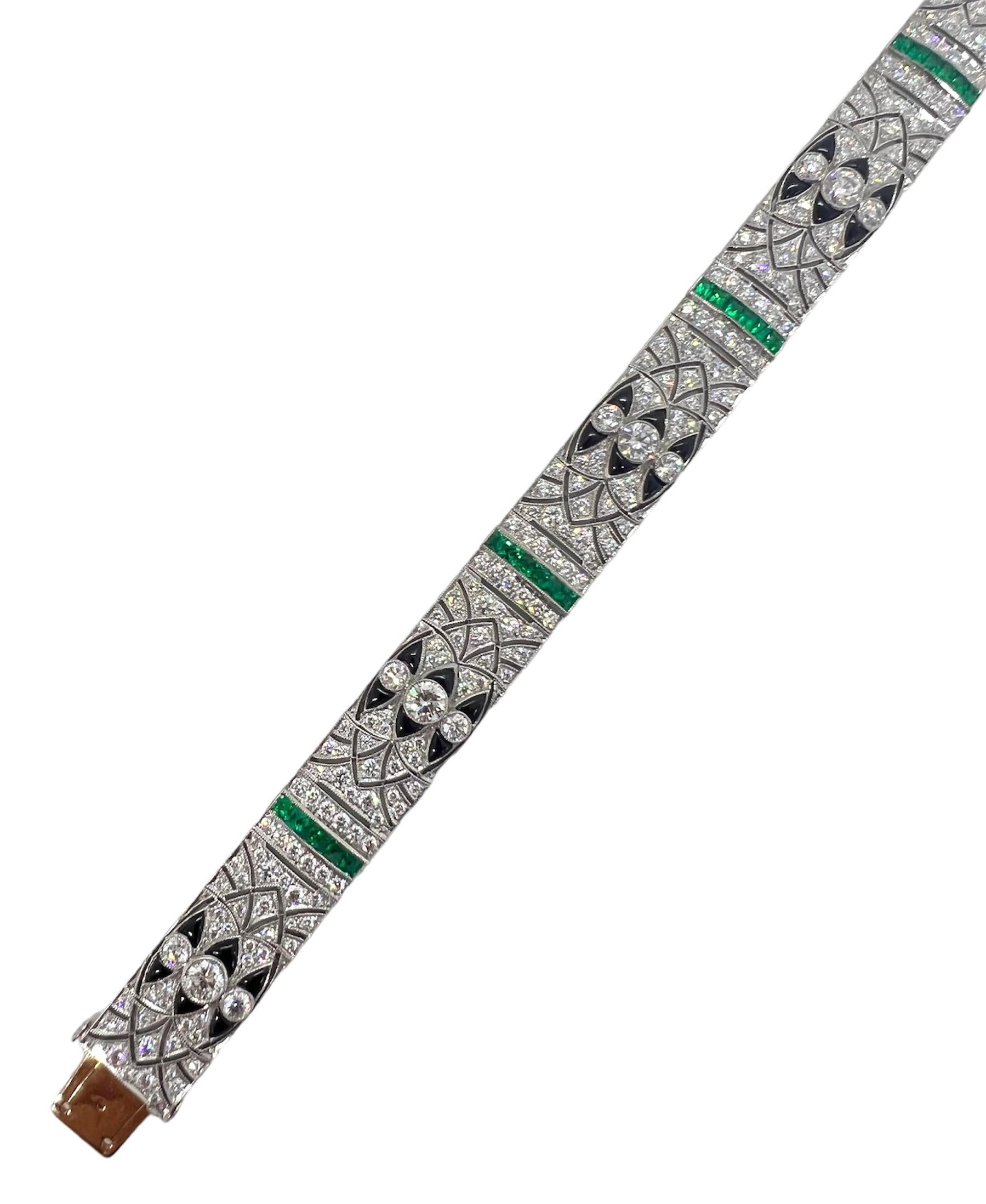 Art-Deco-Armband mit 4,39 Karat Diamant, 1,85 Karat Smaragd und Onyx in Platinfassung.

Sophia D von Joseph Dardashti LTD ist seit 35 Jahren weltweit bekannt und lässt sich vom klassischen Art-Déco-Design inspirieren, das mit modernen