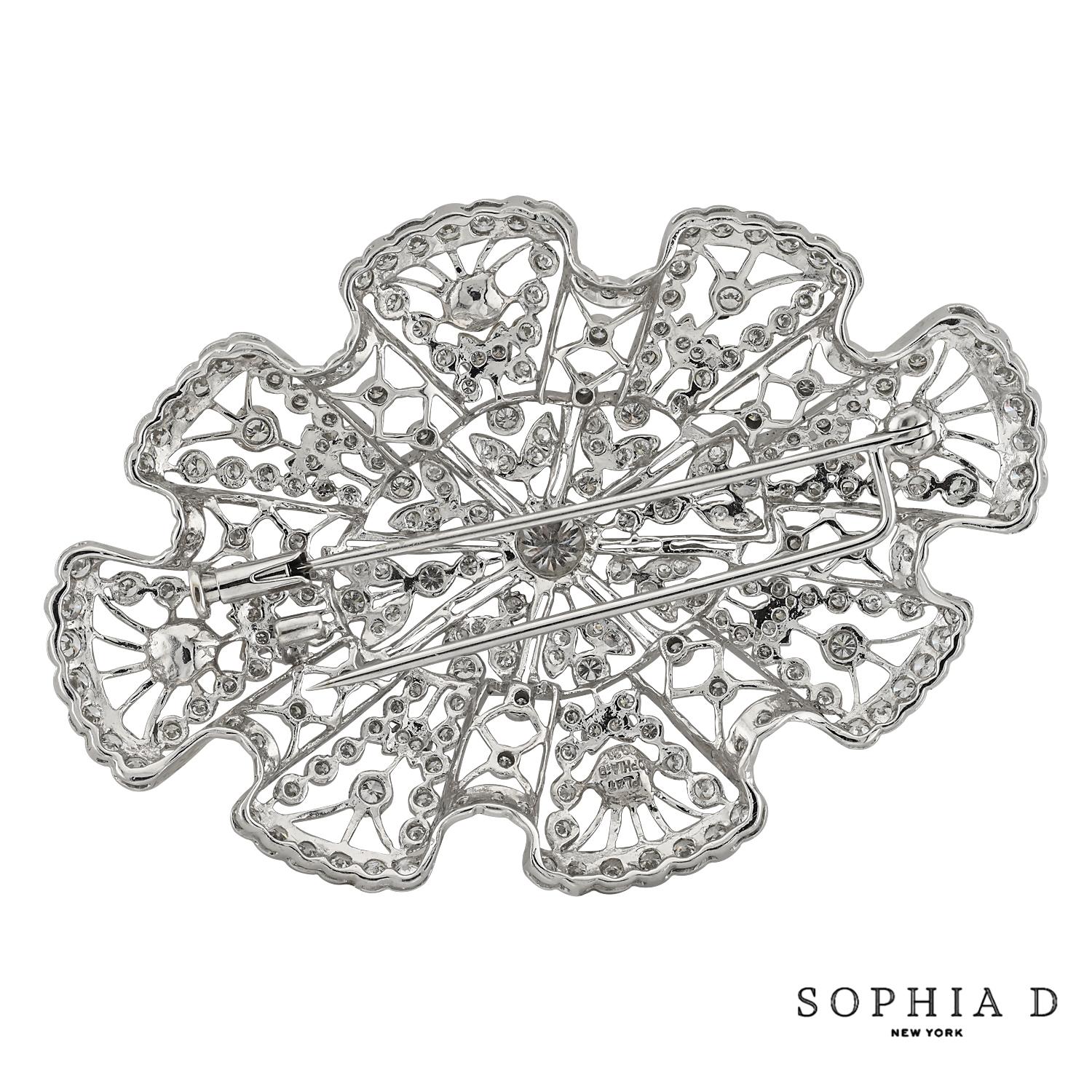 Cette élégante broche présente une perle lustrée complétée par des diamants étincelants. Le design classique ajoute une touche de sophistication, ce qui en fait un accessoire polyvalent pour les occasions formelles et décontractées. 

Sophia D est