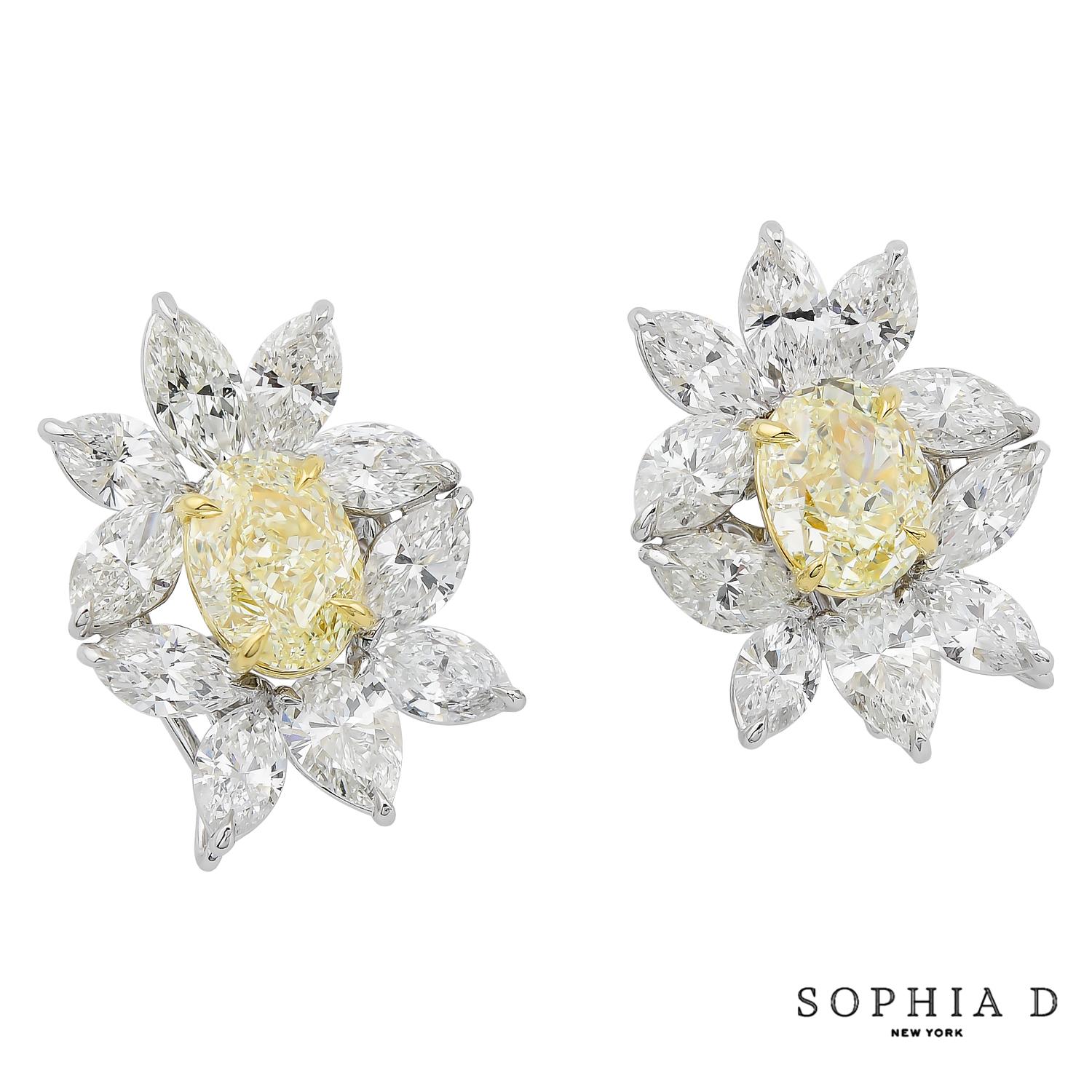 Estos elegantes pendientes están elaborados en un engaste de platino y oro amarillo de 18 quilates, y lucen dos diamantes amarillos ovalados que suman un total de 6,12 quilates. Cada diamante amarillo está rodeado por 10,28 ct de deslumbrantes