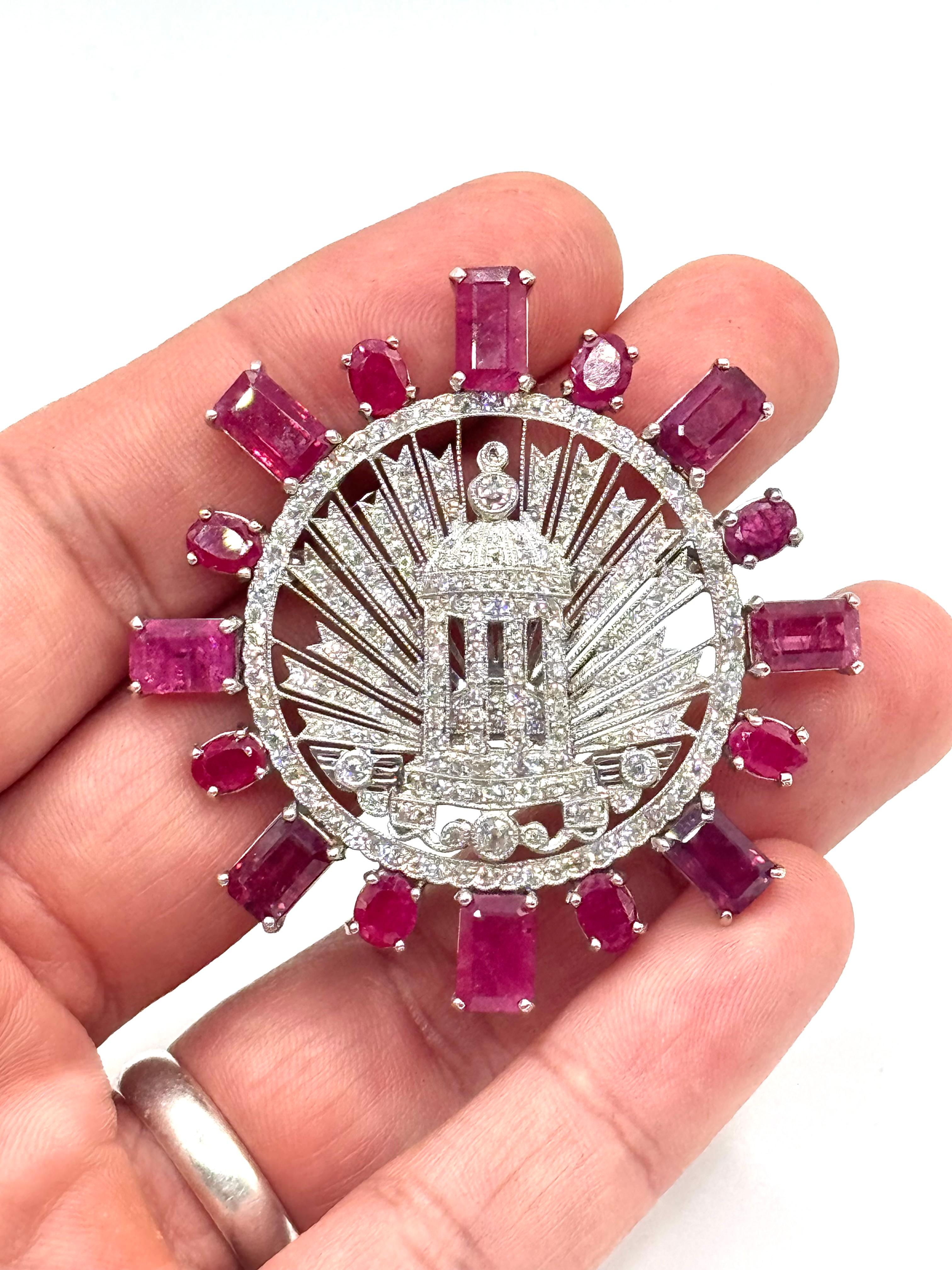 Broche Sophia D en platine avec rubis et diamants, 16 rubis de taille émeraude et rubis ovales d'environ 23,51 carats, 153 diamants de taille ancienne d'environ 3,98 carats.