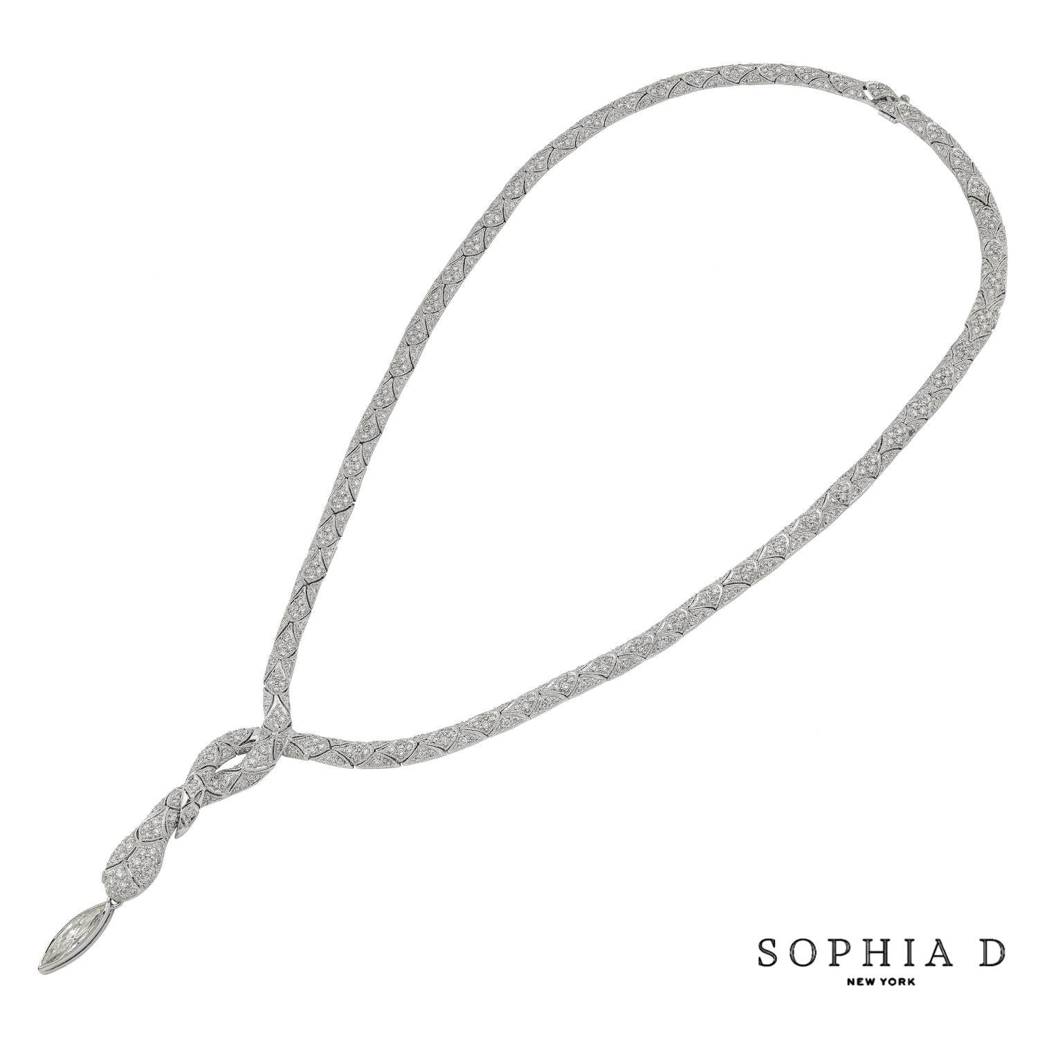 Questa splendida collana in platino presenta un esclusivo design a serpente, impreziosito da 6,25 carati di diamanti. Il pezzo è impreziosito da un diamante marquise da 0,86ct, abilmente posizionato come la lingua del serpente, aggiungendo un tocco
