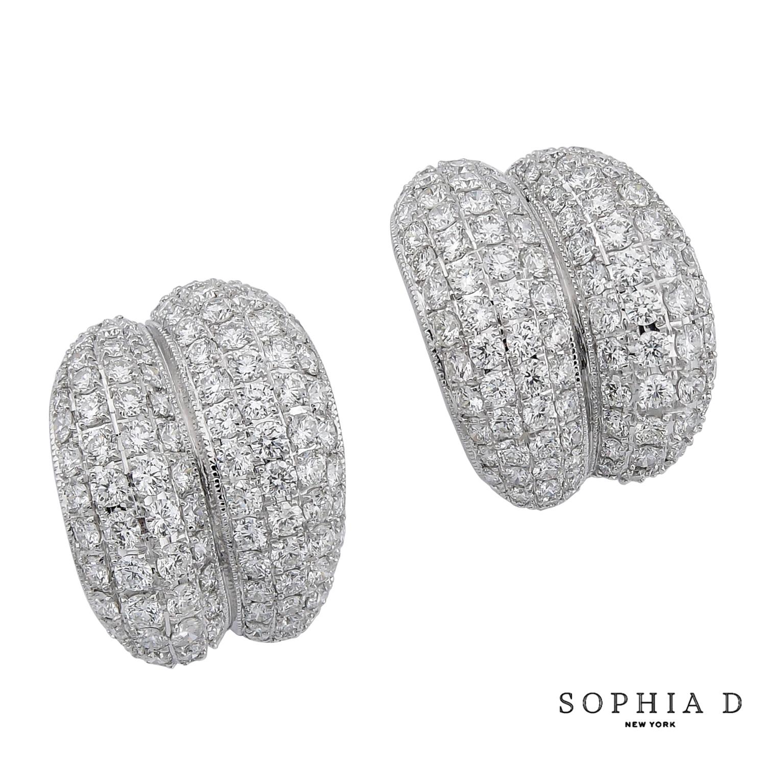 Estos elegantes pendientes de clip de platino presentan diamantes naturales engastados en pavé, con un peso total de 4,73 ct. La intrincada disposición de diamantes crea un aspecto deslumbrante y atemporal, perfecto para añadir un brillo sofisticado