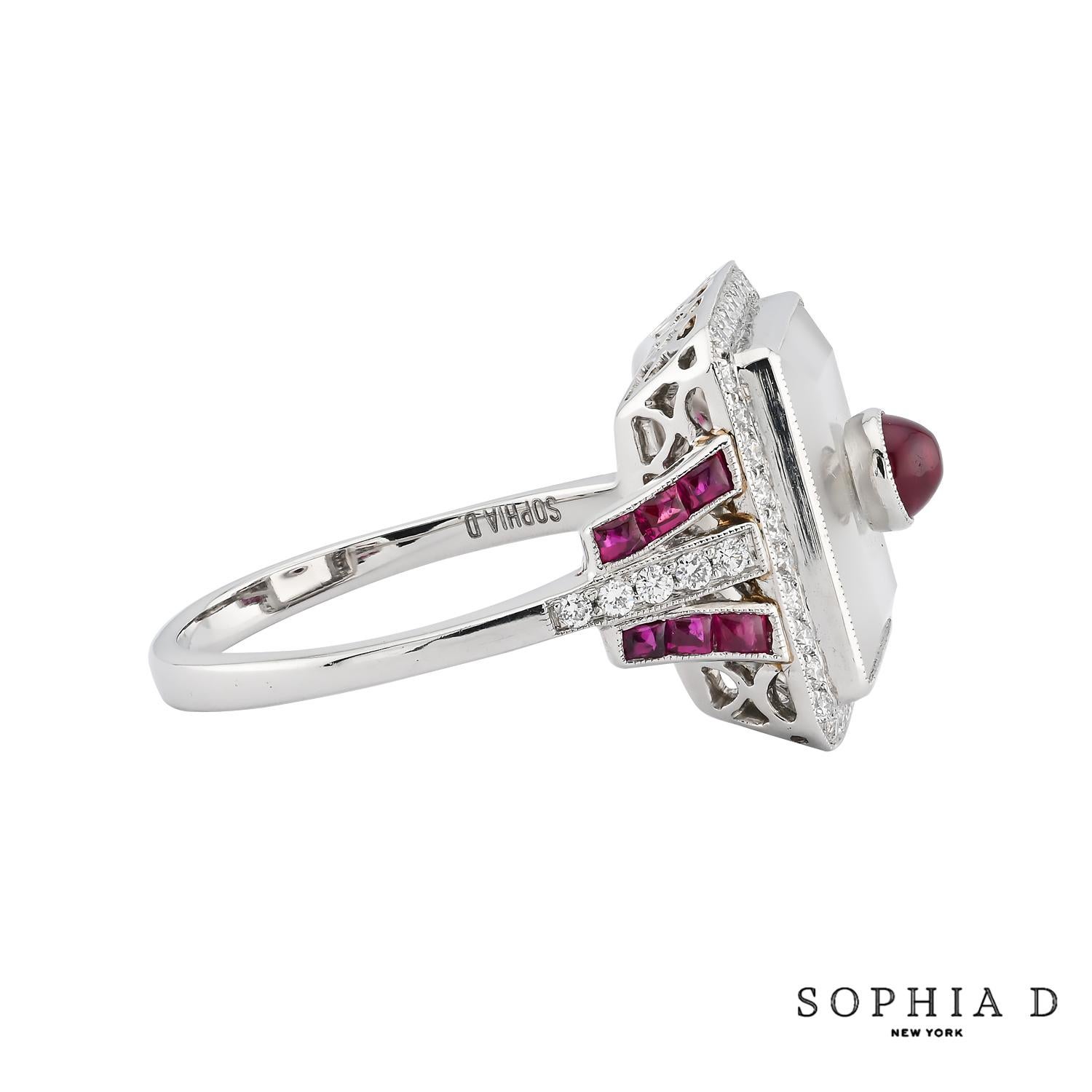 Un anello in stile D.D. A Style con un sorprendente cristallo di rocca al centro, impreziosito da un rubino da 0,66 carati e da diamanti rotondi da 0,30 carati. Incastonato nel platino.

Sophia D è conosciuta in tutto il mondo da oltre 40 anni per