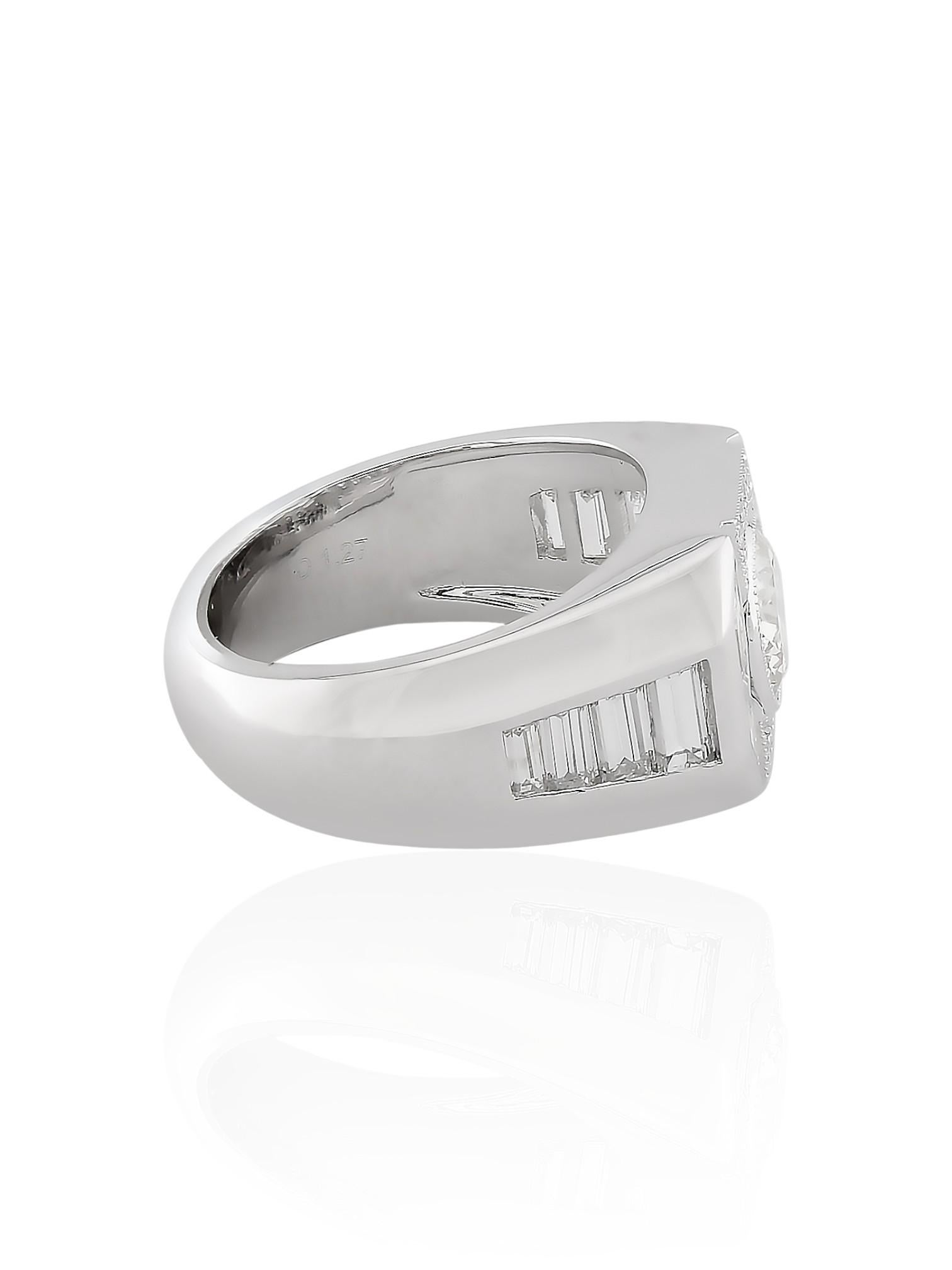 Une bague en platine raffinée, centrée sur un diamant naturel rond de 1,27 carat, accentuée par d'autres diamants naturels sur les côtés. La silhouette audacieuse et la finition polie confèrent à cette pièce une élégance intemporelle et discrète qui