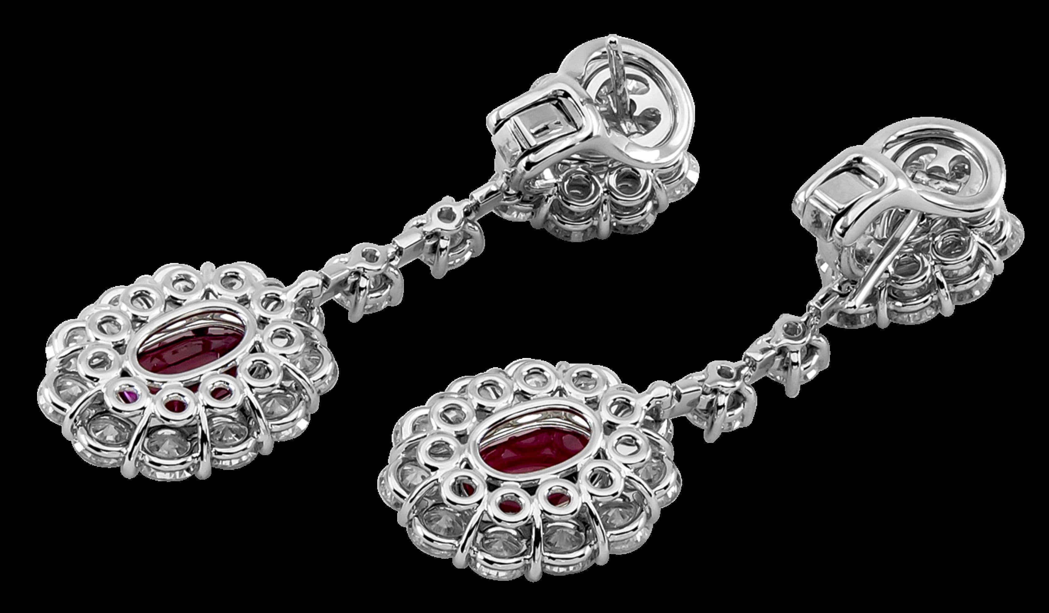 Questi orecchini a goccia in platino presentano due splendidi rubini dal taglio ovale, per un totale di 4,17 carati, accentuati con eleganza da una combinazione di diamanti rotondi e a pera per un peso totale di 6,79 carati. Grazie al loro design