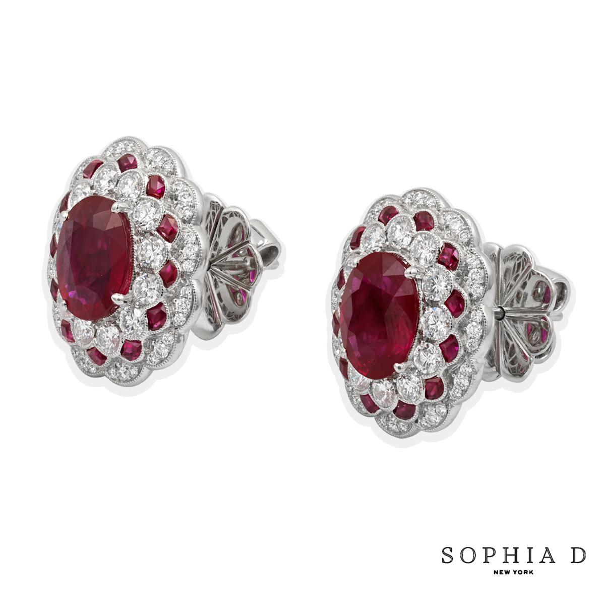 Orecchini in platino di Sophia D. con pietre centrali di rubino a taglio ovale da 2,02 e 2,05 carati, impreziosite da 0,65 carati di diamanti e 1,15 carati di rubini.

Sophia D è conosciuta in tutto il mondo da oltre 40 anni per la sua ricca storia