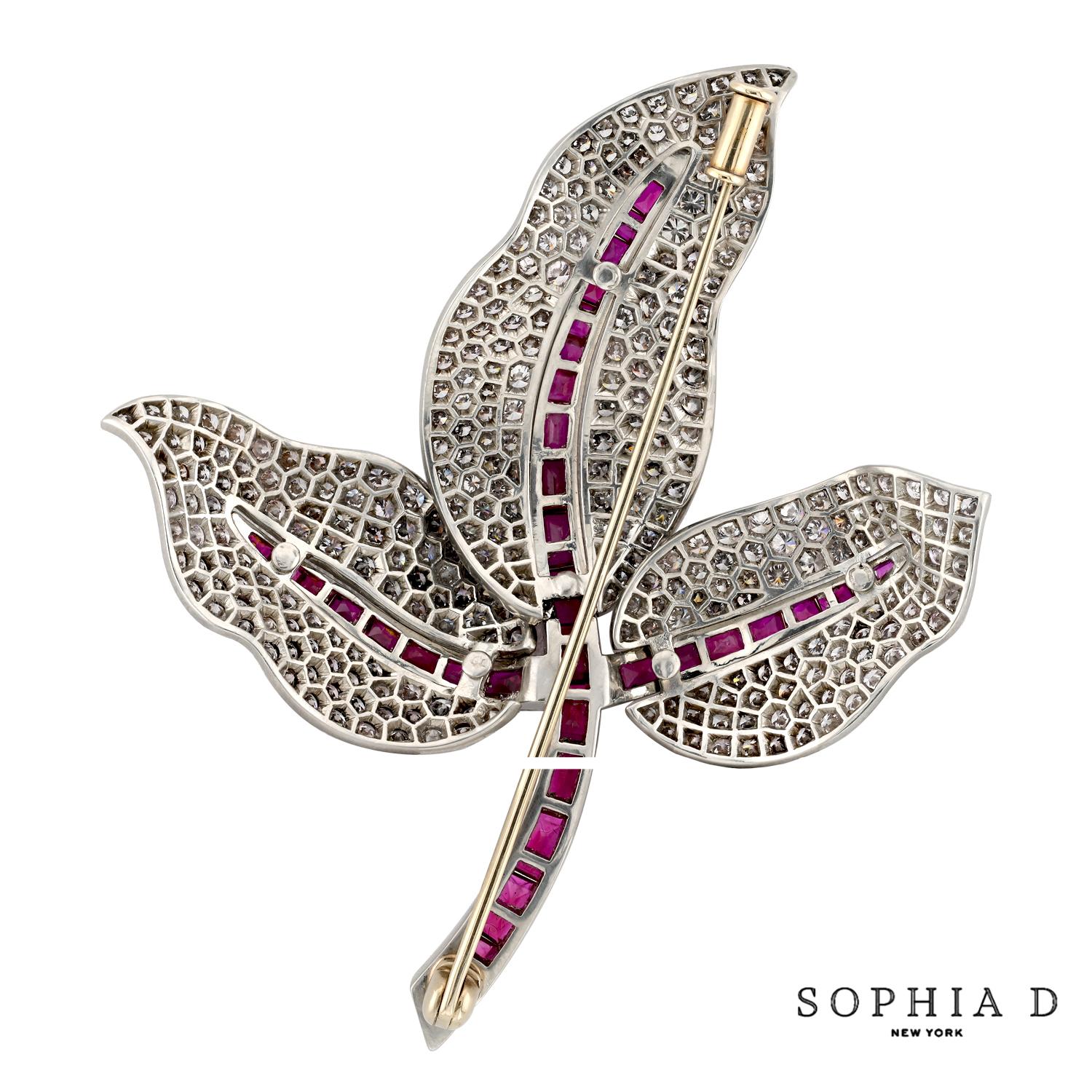 Sophia D. Broche de hoja de rubí y diamantes Corte redondo en venta