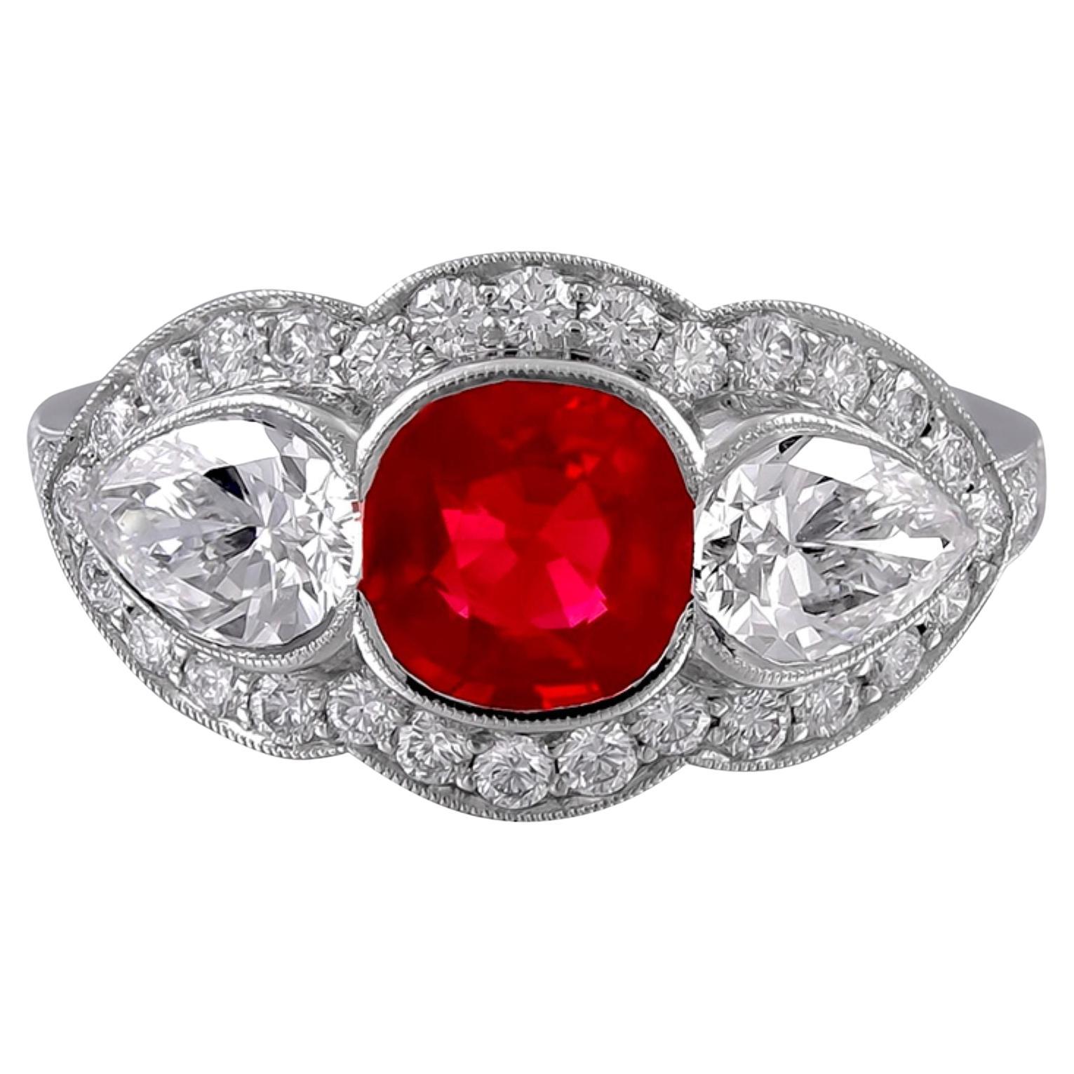 Sophia D. Anillo de platino con tres piedras de rubí y diamantes en venta