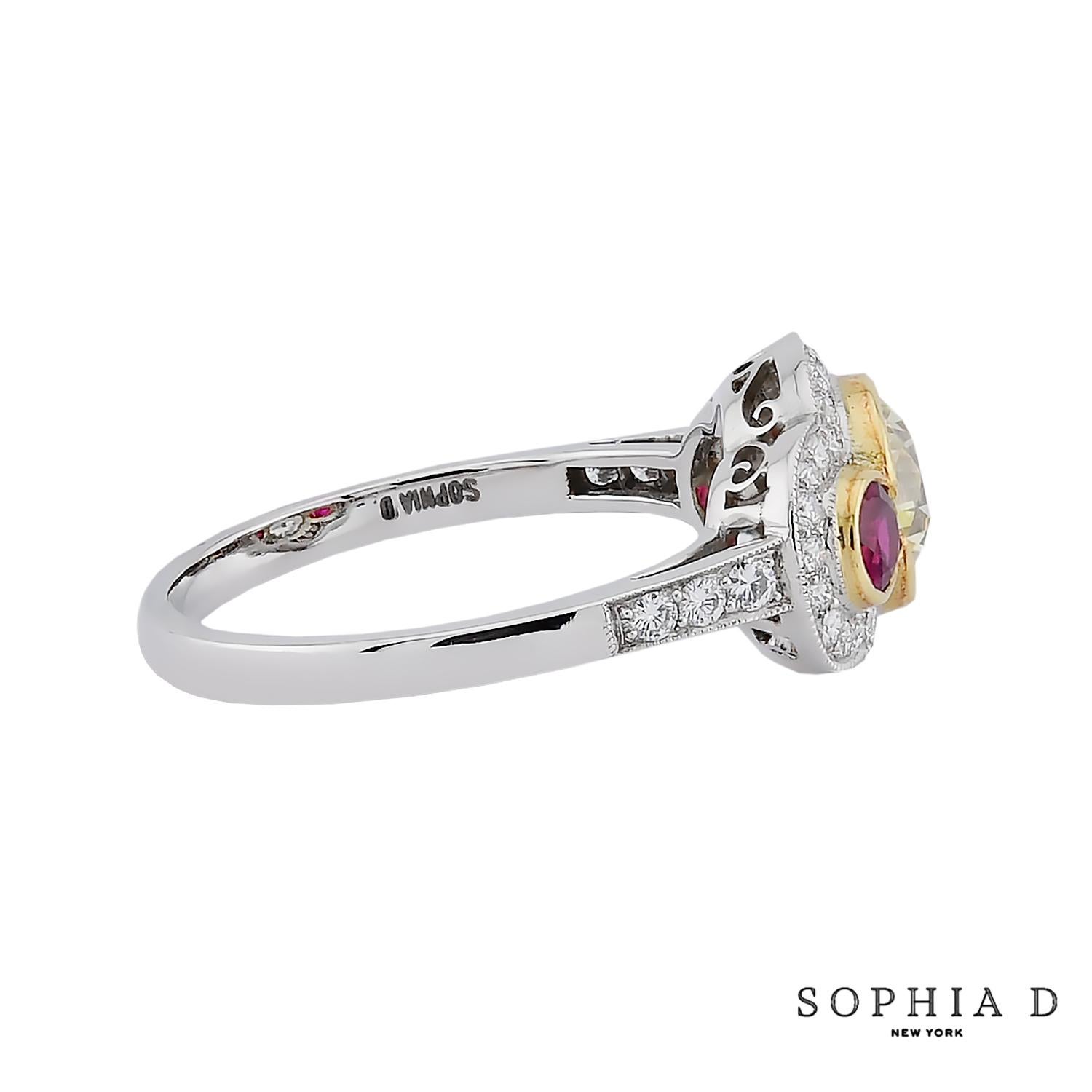 Cette bague à trois pierres de Sophia D. met en valeur un superbe diamant jaune de taille ronde au centre, pesant 0,96 carat. Il est flanqué de deux rubis de taille ronde d'un total de 0,38 carat qui ajoutent une couleur vibrante. Les pierres sont