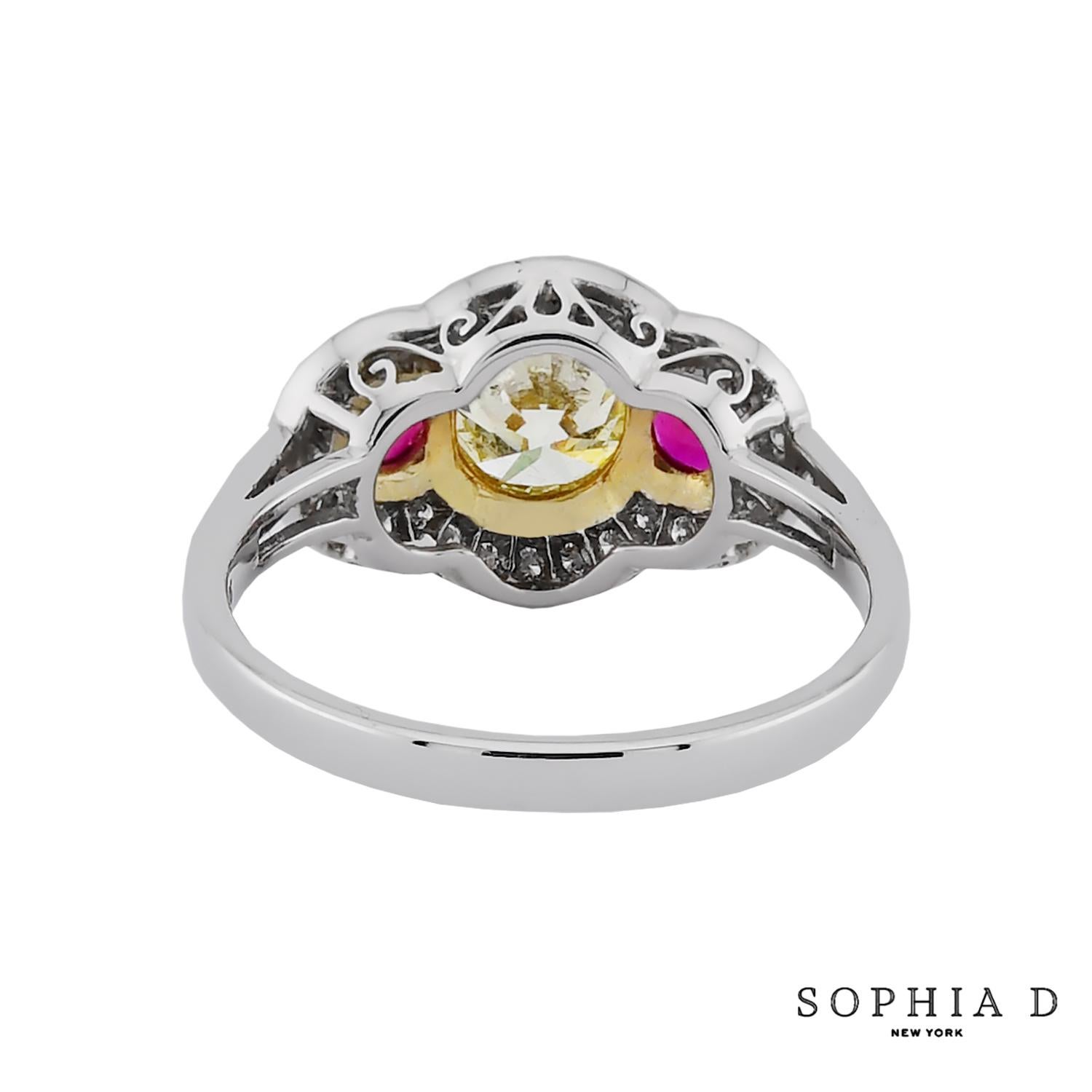 Art déco Bague Sophia D. à trois pierres, rubis et diamant jaune en vente