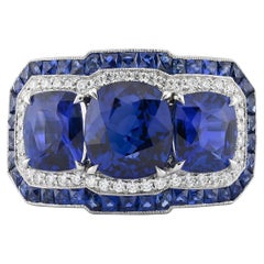 Anello a tre pietre con zaffiro blu di Sophia D.