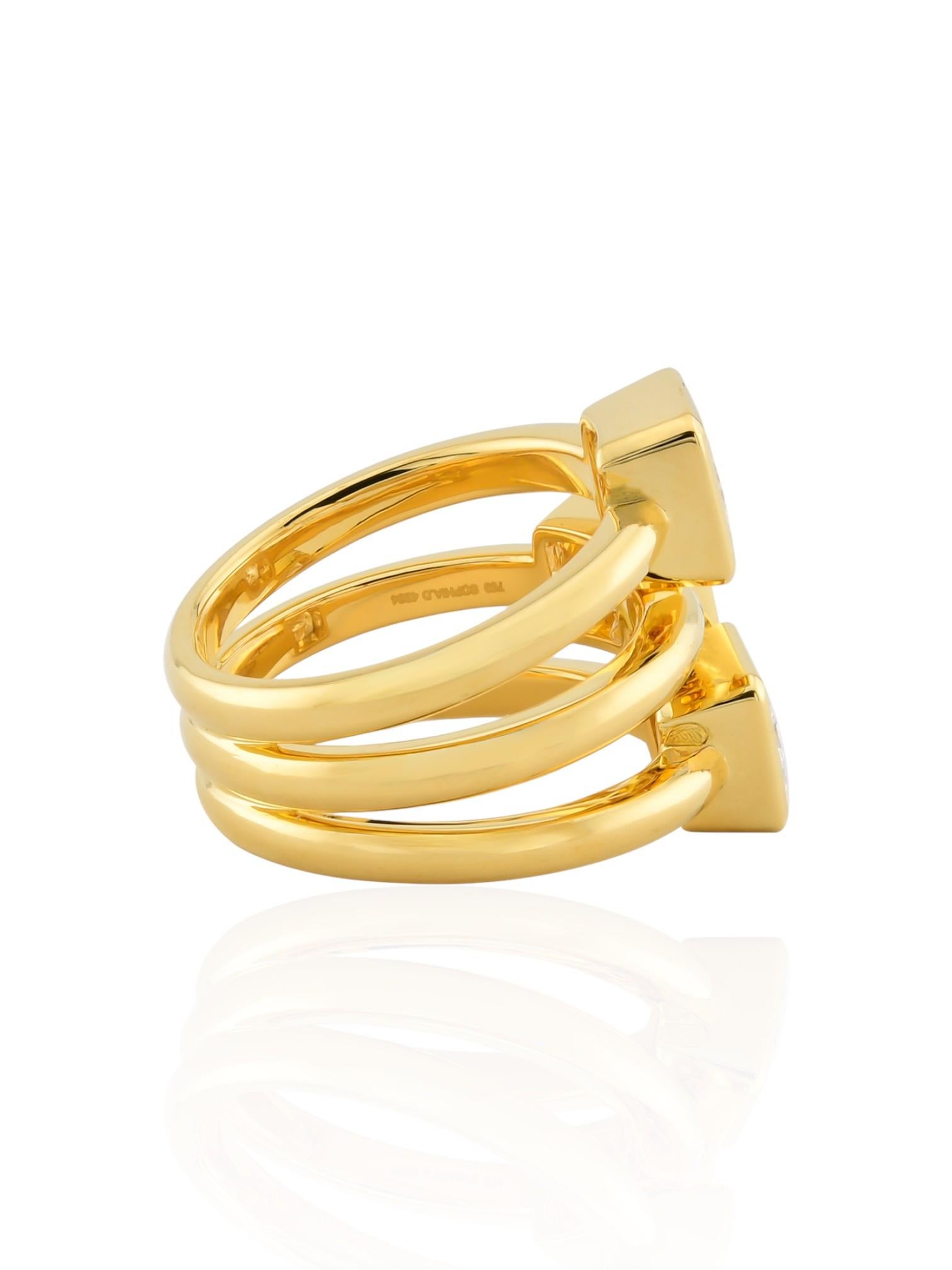 Un design moderne à trois pierres présentant des diamants naturels de taille princesse pesant 1,23, 1,22 et 1,02 carats. Chaque diamant est serti dans de l'or jaune 18 carats poli, créant des lignes nettes et une symétrie géométrique. La silhouette