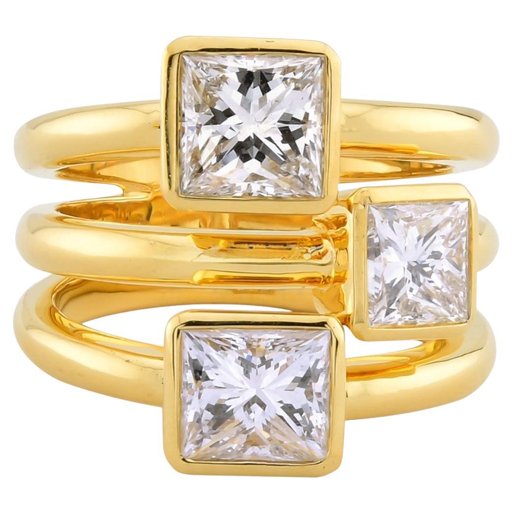 Sophia D. Bague à trois pierres, diamant taille princesse, en or jaune 18 carats