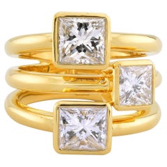 Sophia D. Bague à trois pierres, diamant taille princesse, en or jaune 18 carats
