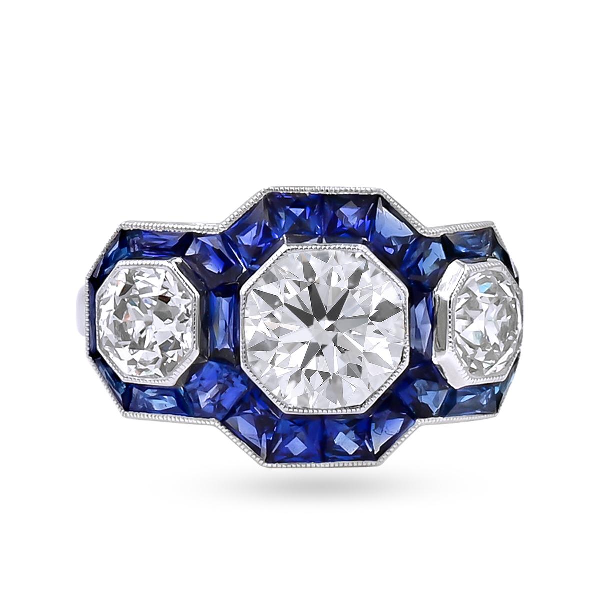 Anello a tre pietre in platino con 2,01 carati di diamante centrale, 1,50 carati di diamanti laterali e 2,05 carati di zaffiri blu. 

Sophia D è conosciuta in tutto il mondo da oltre 40 anni per la sua ricca storia di design e qualità artigianale.