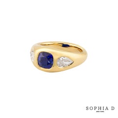 Anello Sophia D a tre pietre con zaffiro a cuscino e diamanti a pera