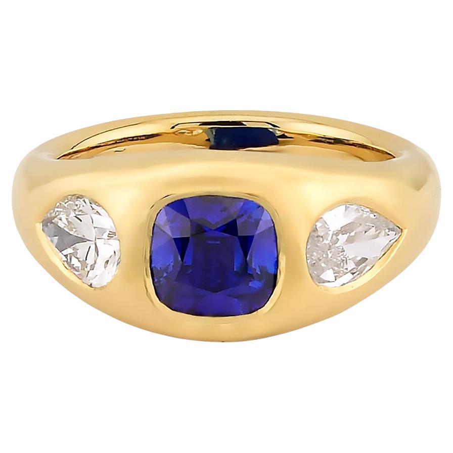 Anello Sophia D a tre pietre con zaffiro a cuscino e diamanti a pera